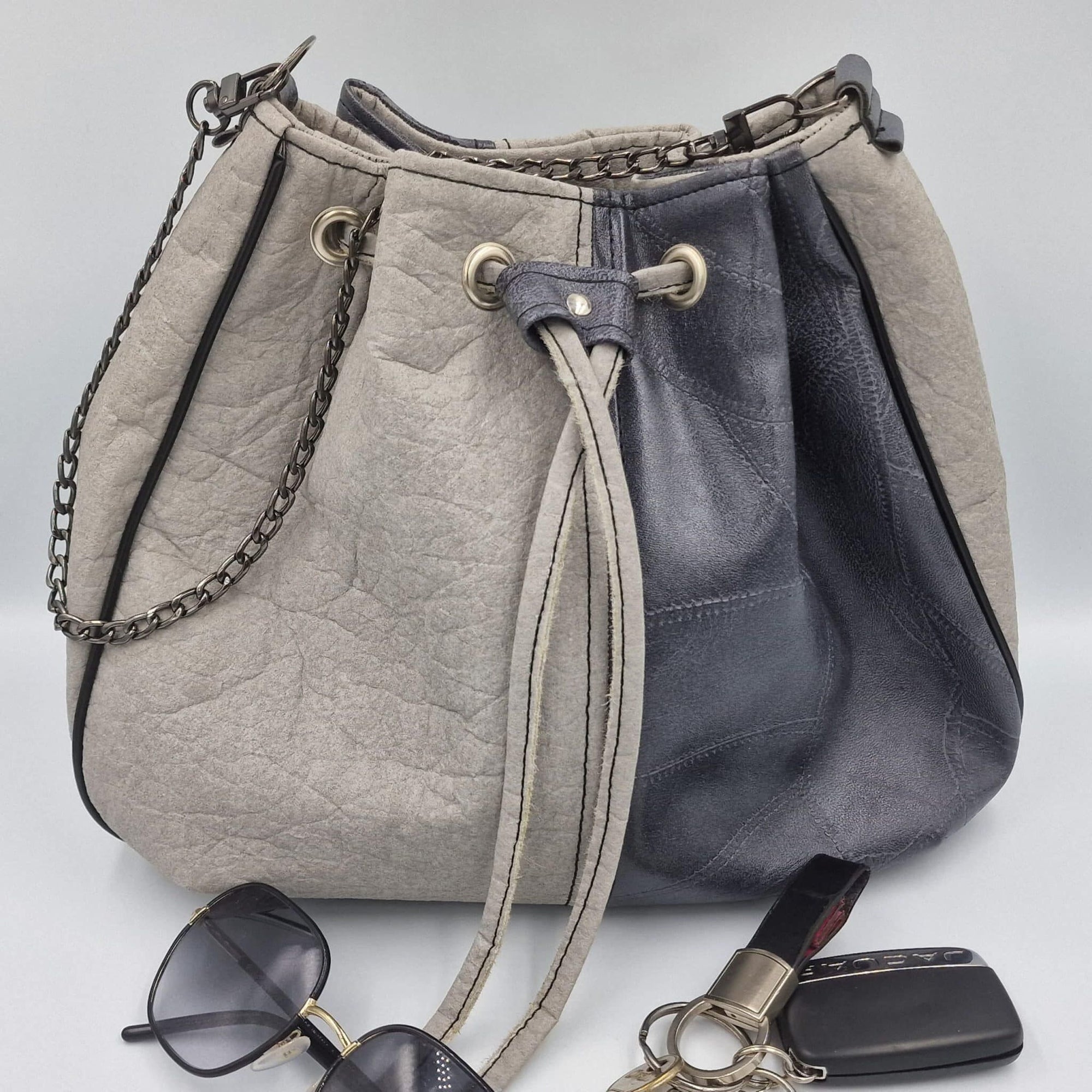 Sac seau en Piñatex (Piñatex®) gris et similicuir noir