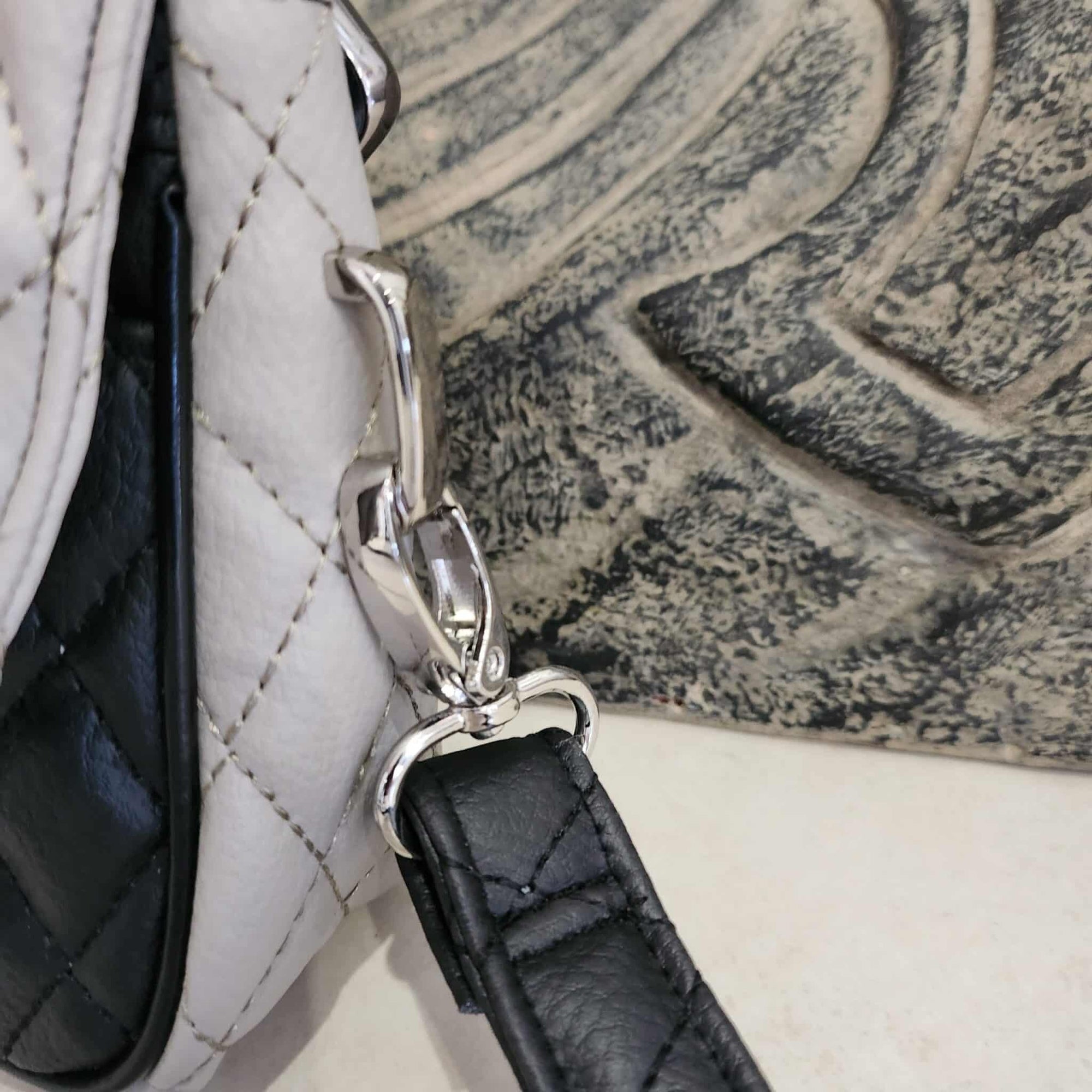 Sac Alysse gris et noir matelassé