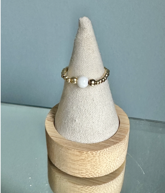 Bague en perles or, perle bénitier blanc