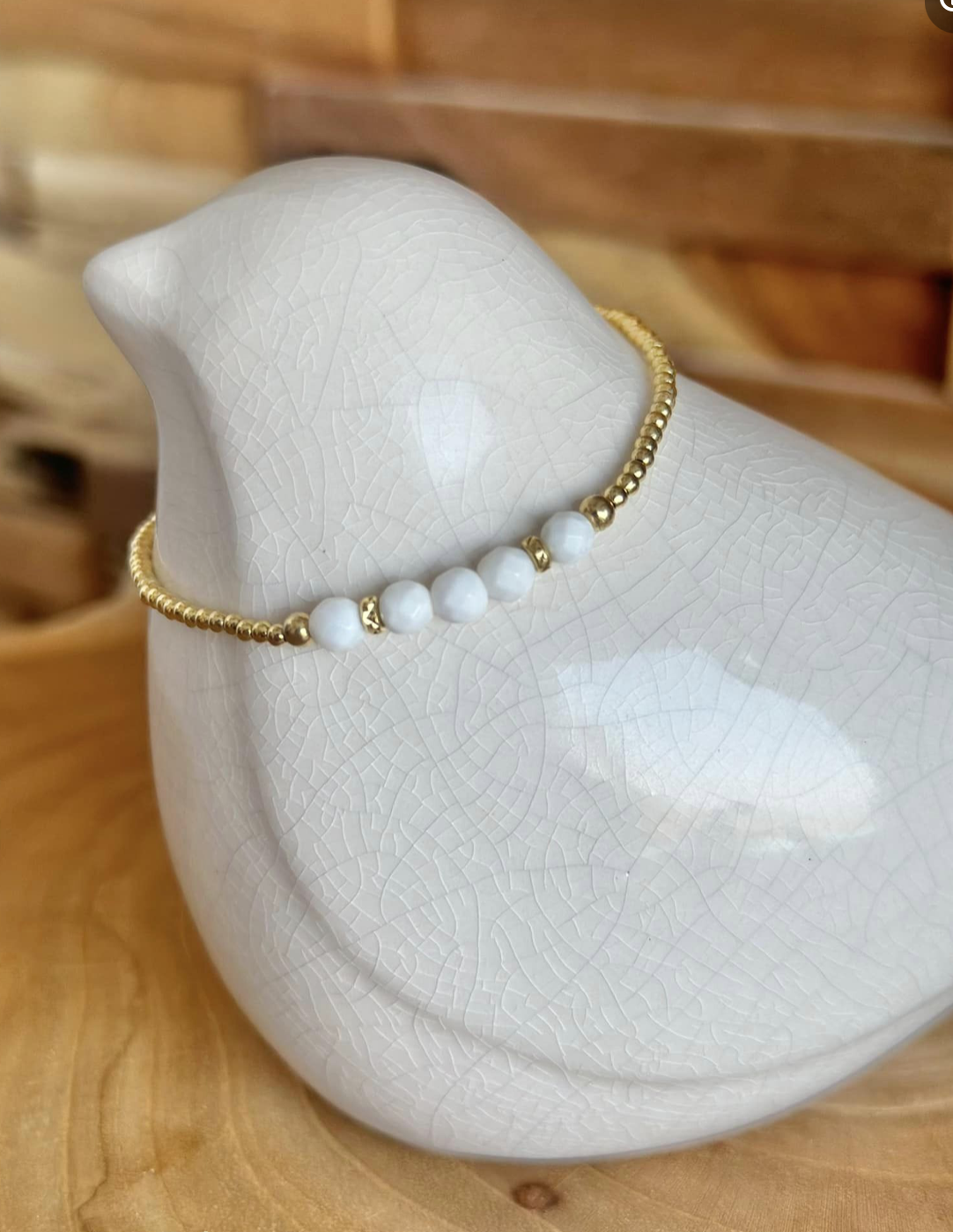 Bracelet fin or , perles bénitier blanc