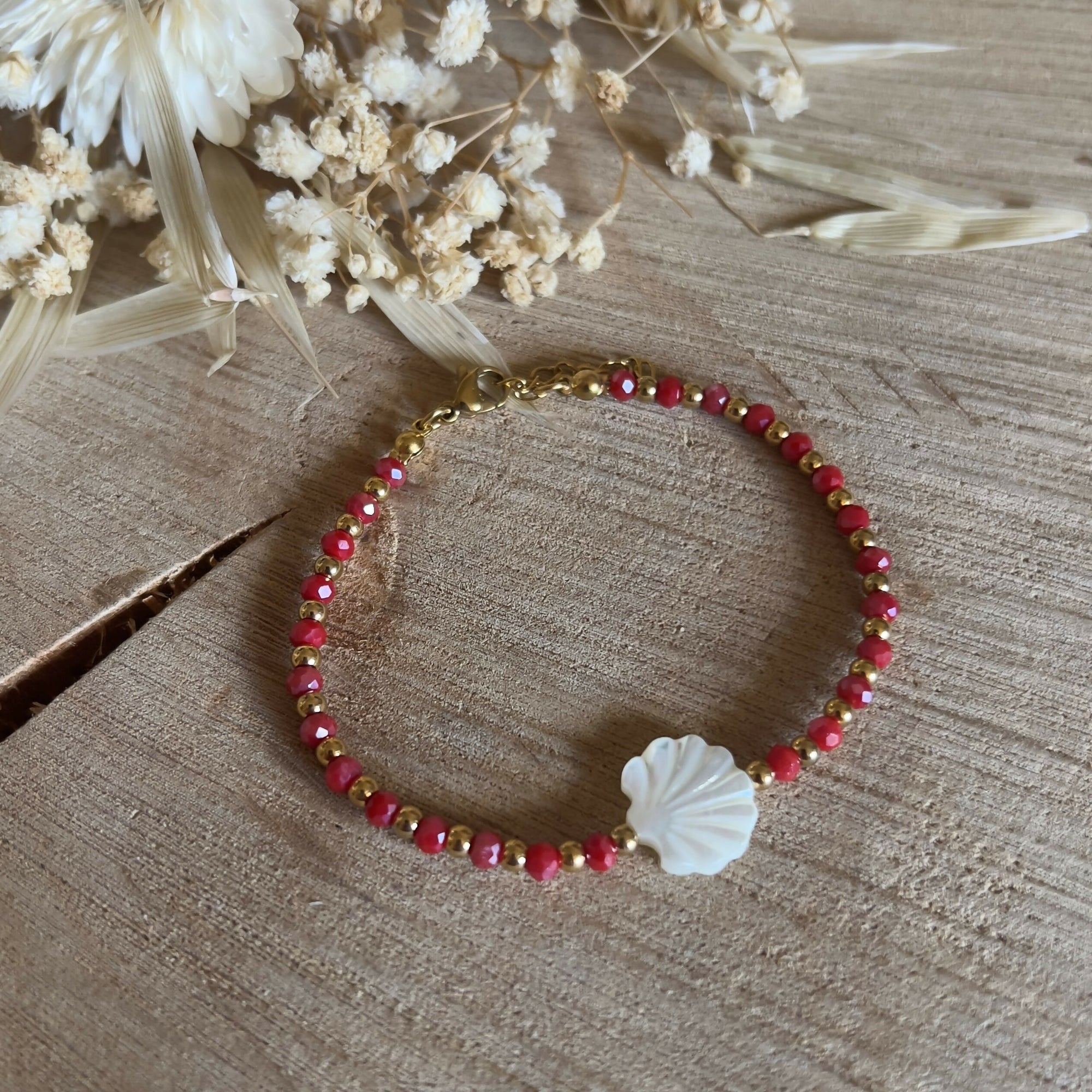 Bracelet en perles rouges, ses petites perles dorées & son coquillage en nacre