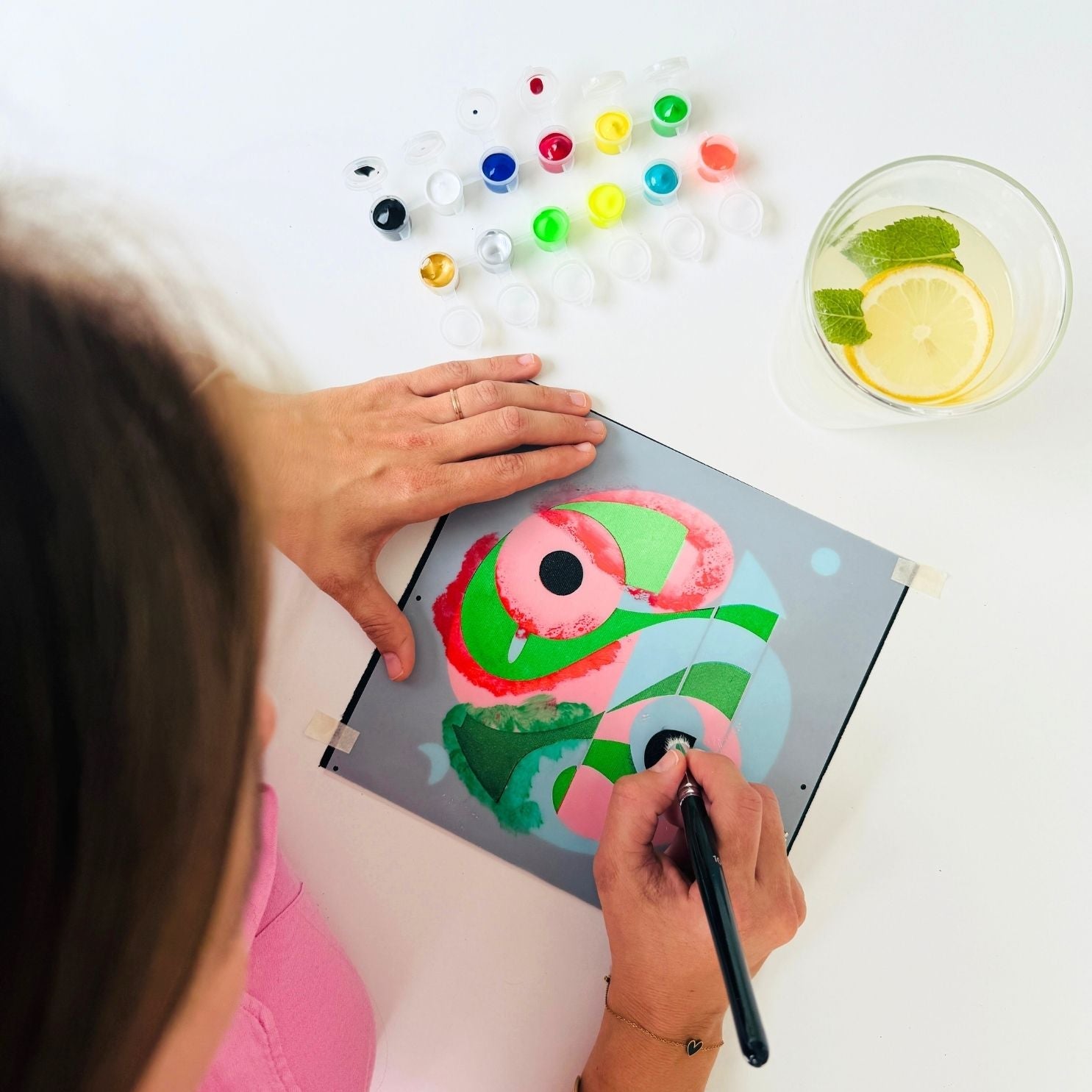 Kit Pochoirs Sinergy – 3 pochoirs abstraits superposables + toile A4 incluse