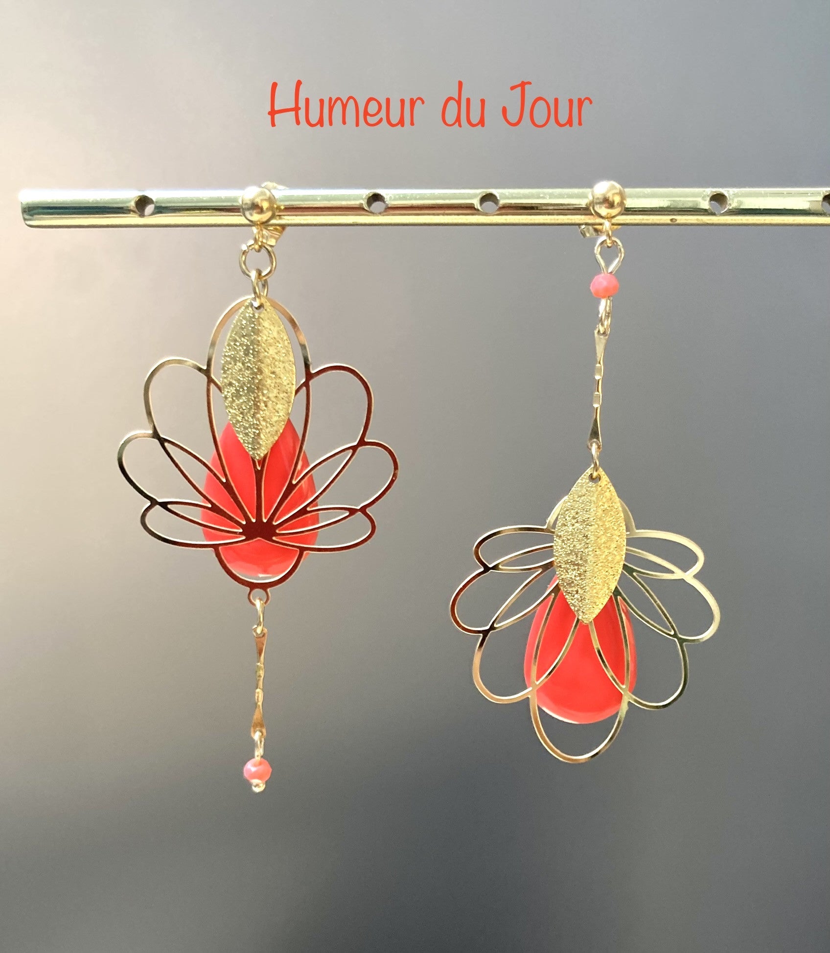 Boucles "Lotus" assymétriques corail