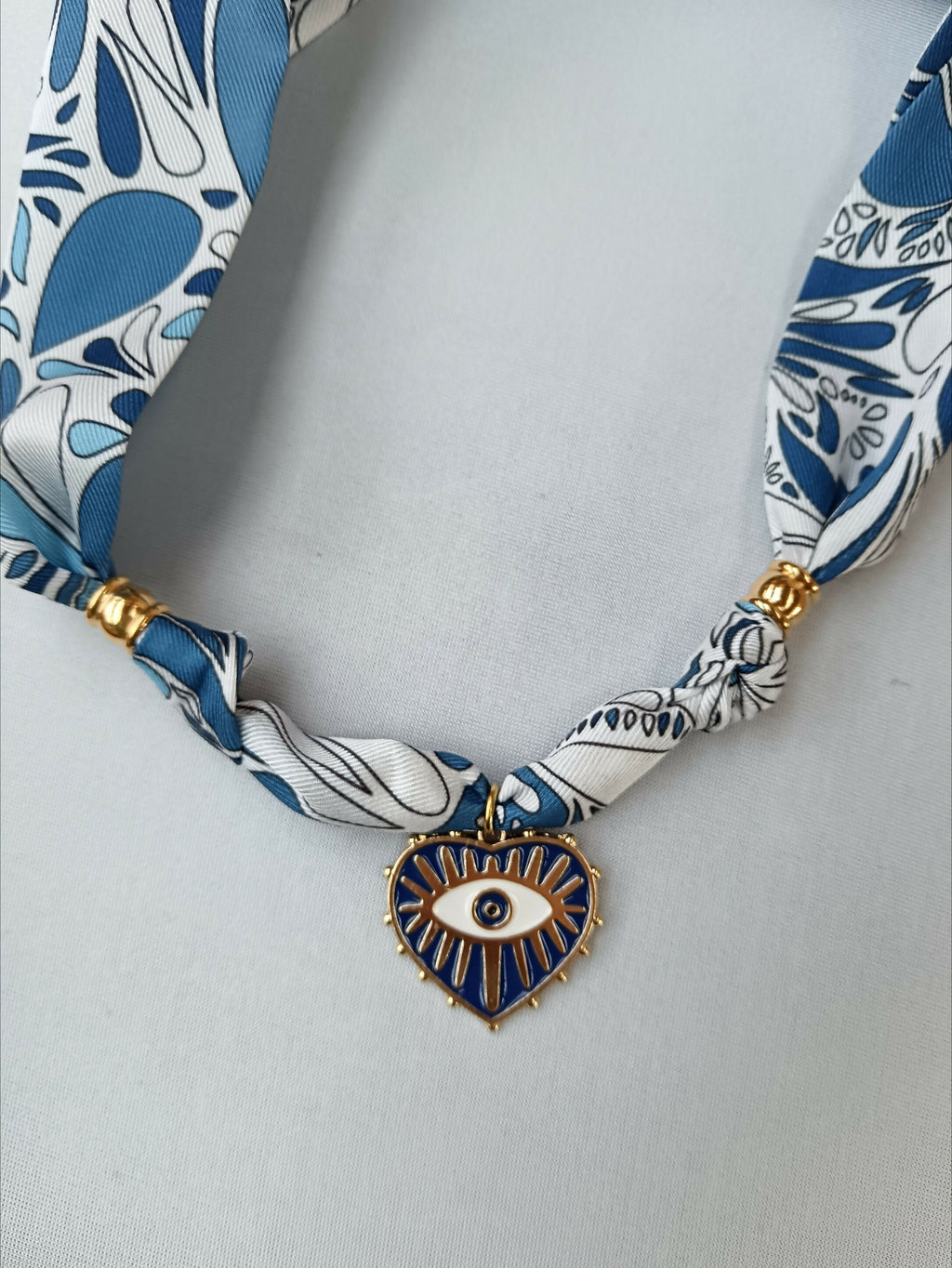 collier foulard bleu