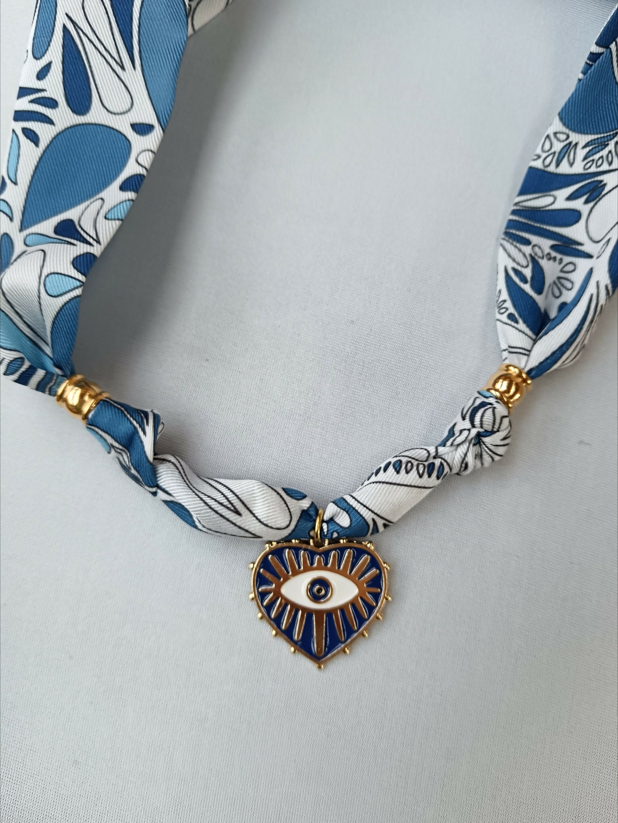 collier foulard bleu