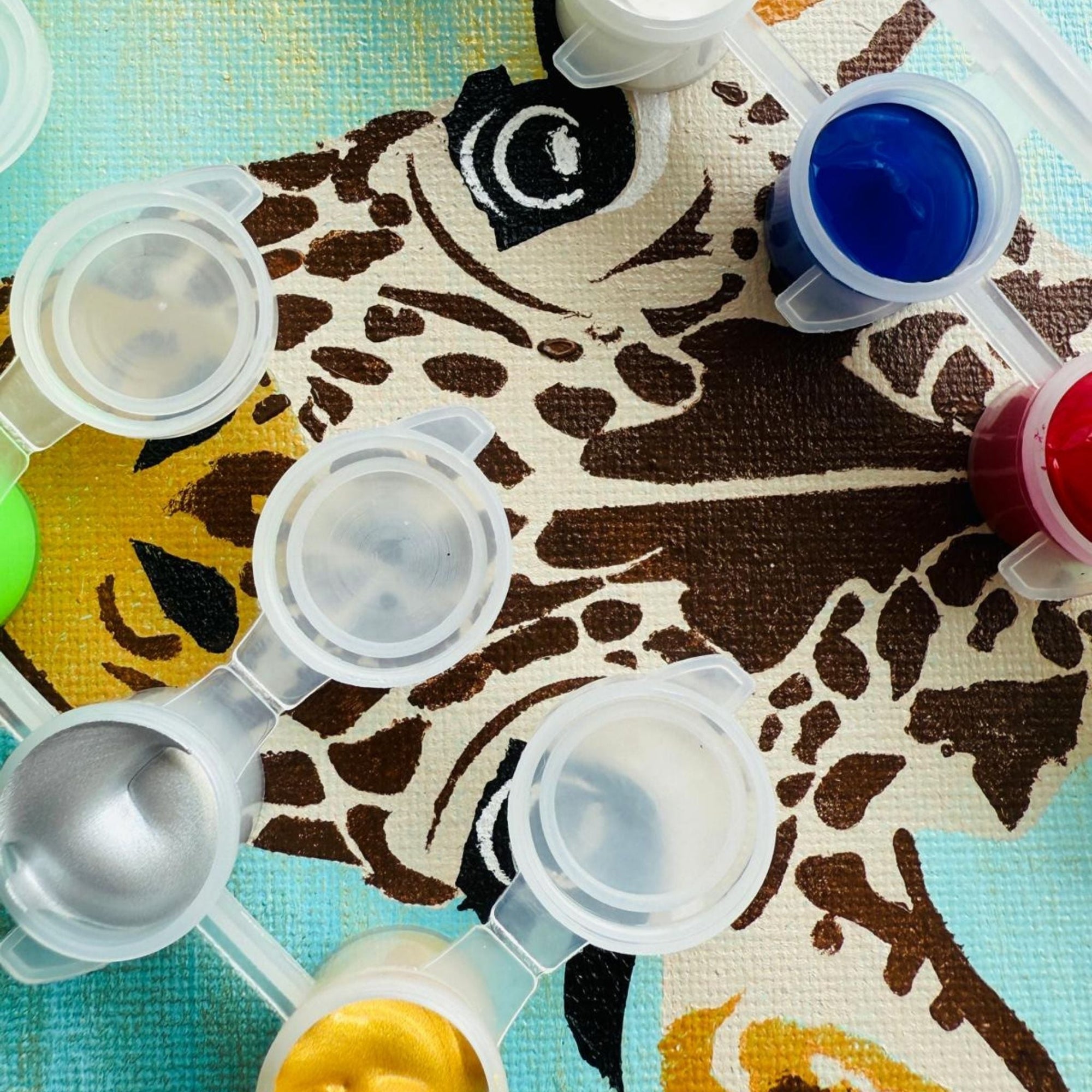 Kit Pochoirs Girafe Léa – 3 pochoirs superposables + 6 accessoires + toile A4 incluse