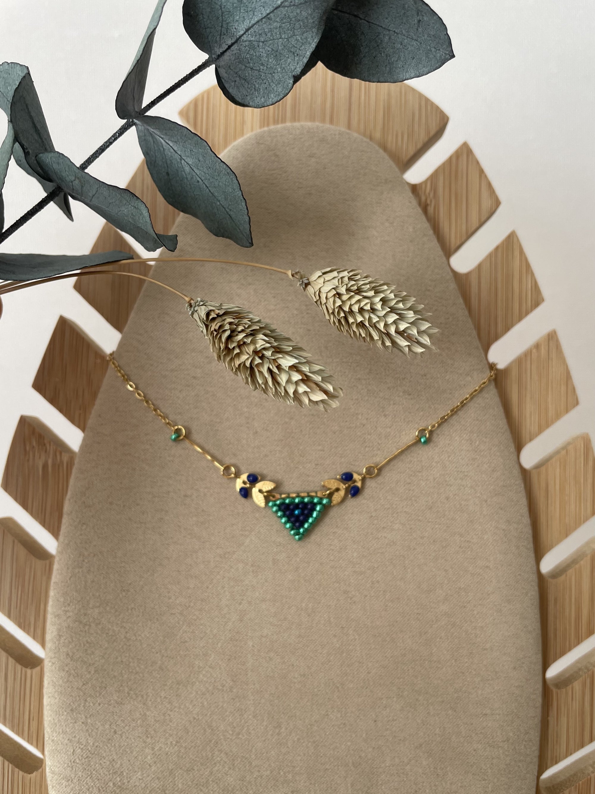 Collier triangle tissé