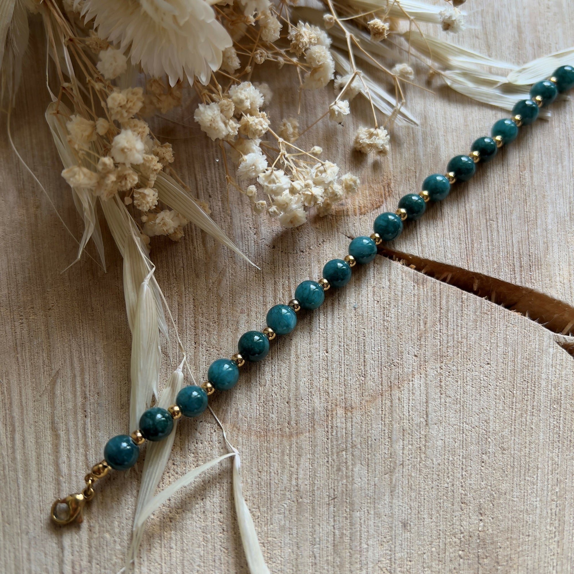 Bracelet en jade teintée bleu vert / finition dorée