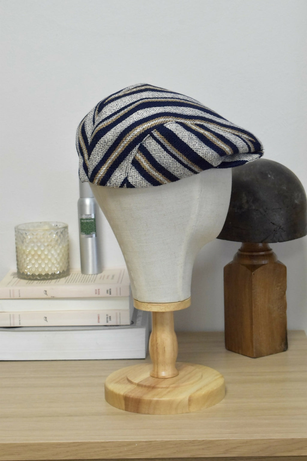 casquette-plate-laine-rayures-blanc-bleu-homme-chic-ethique-artisanale-fait-main-tendance-upcycling-6