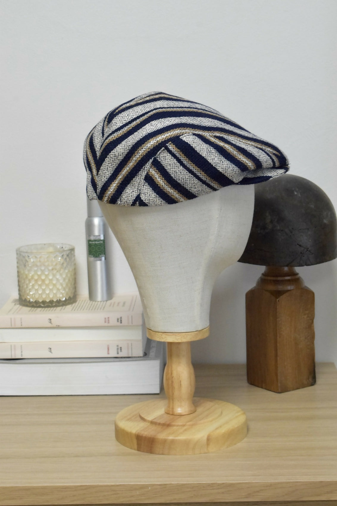 casquette-plate-laine-rayures-blanc-bleu-homme-chic-ethique-artisanale-fait-main-tendance-upcycling-6