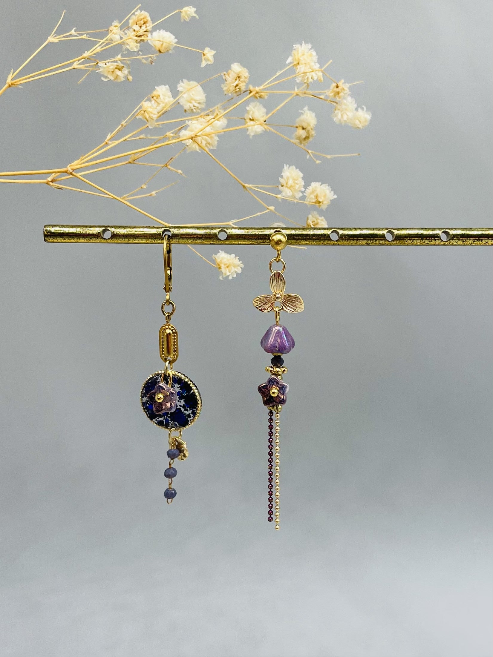Boucles "Asymétrique fleurs Poudrées" Violette