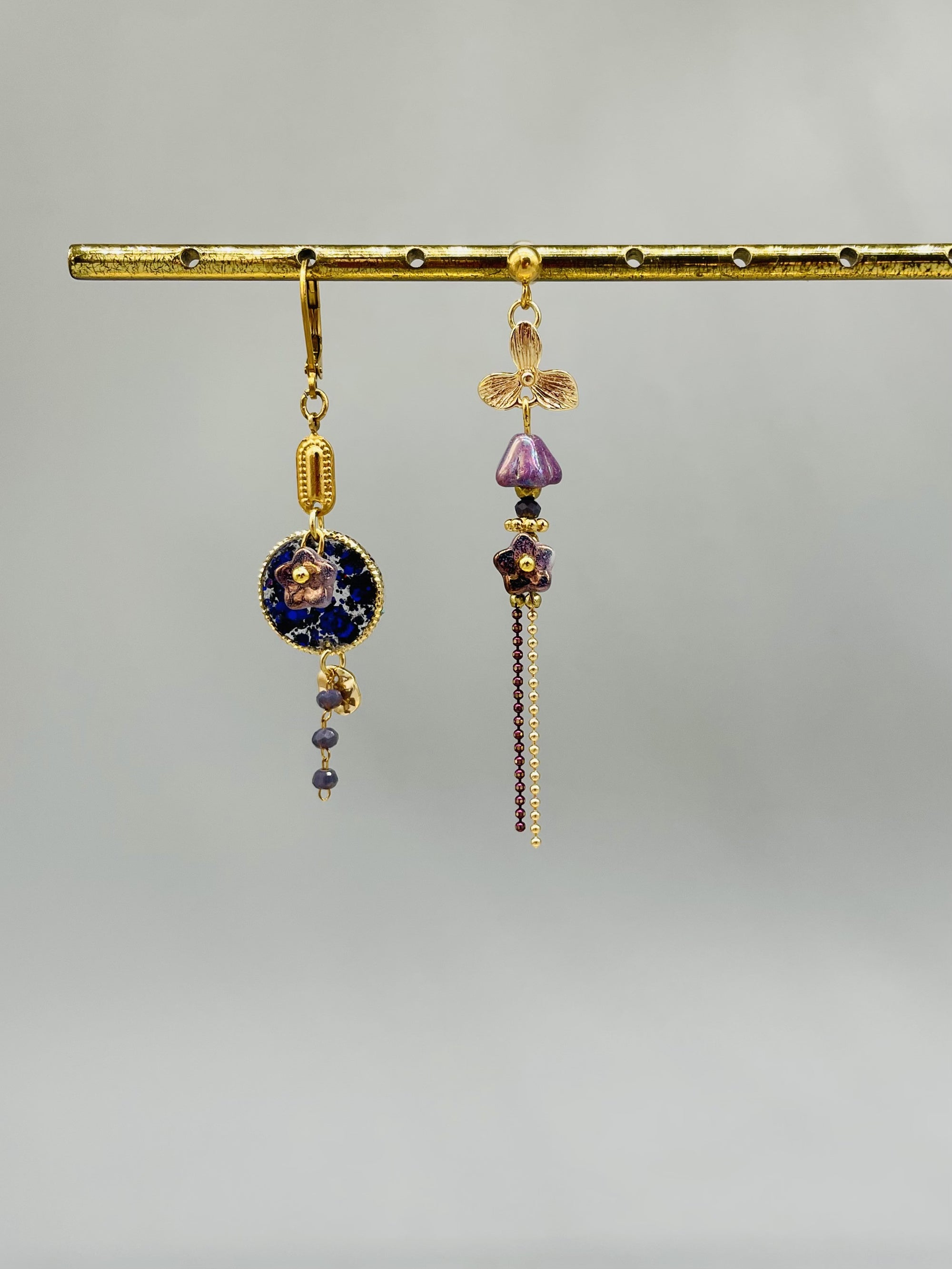 Boucles "Asymétrique fleurs Poudrées" Violette