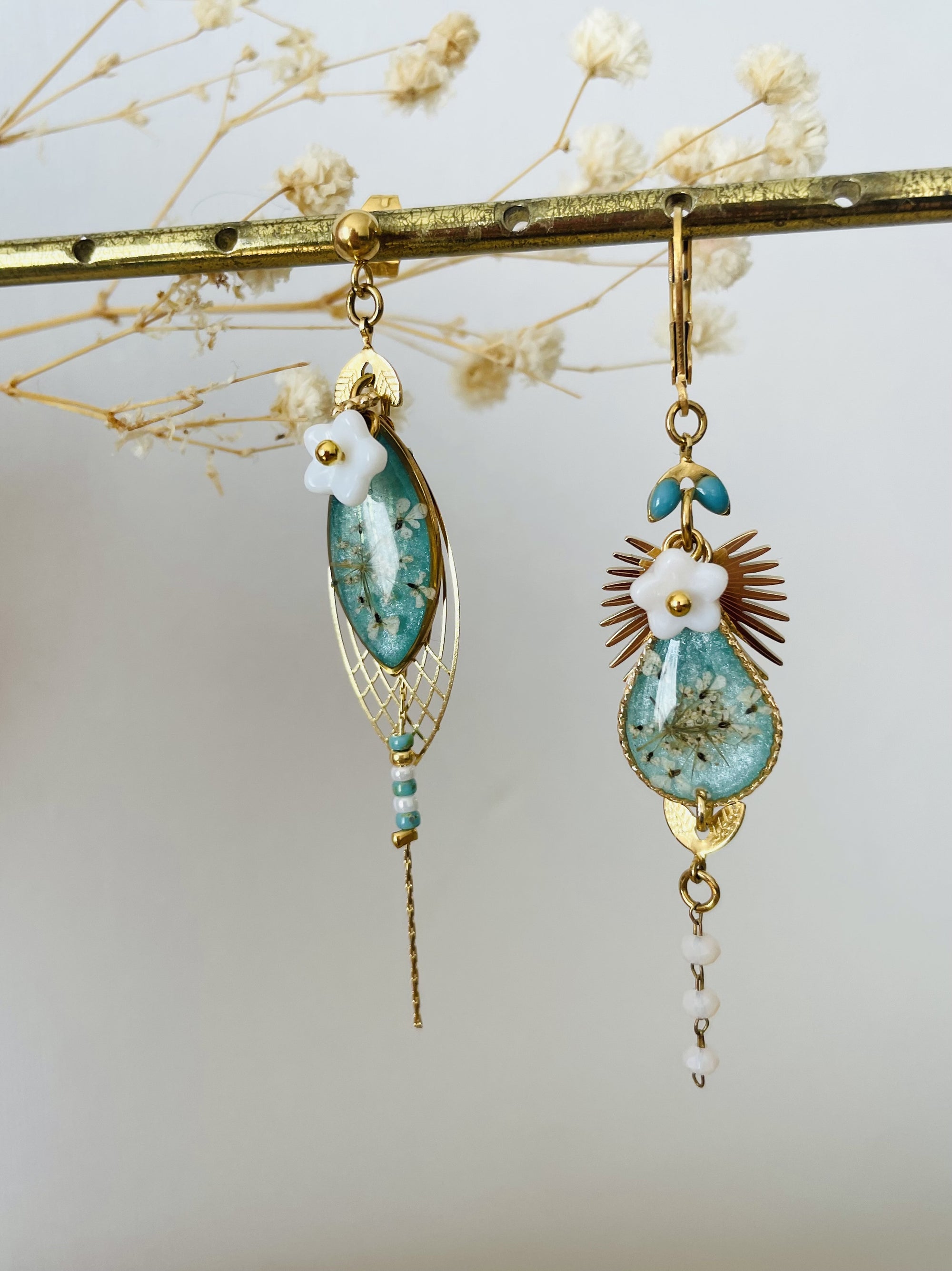 Boucles d'oreilles fleuries bleues asymetriques
