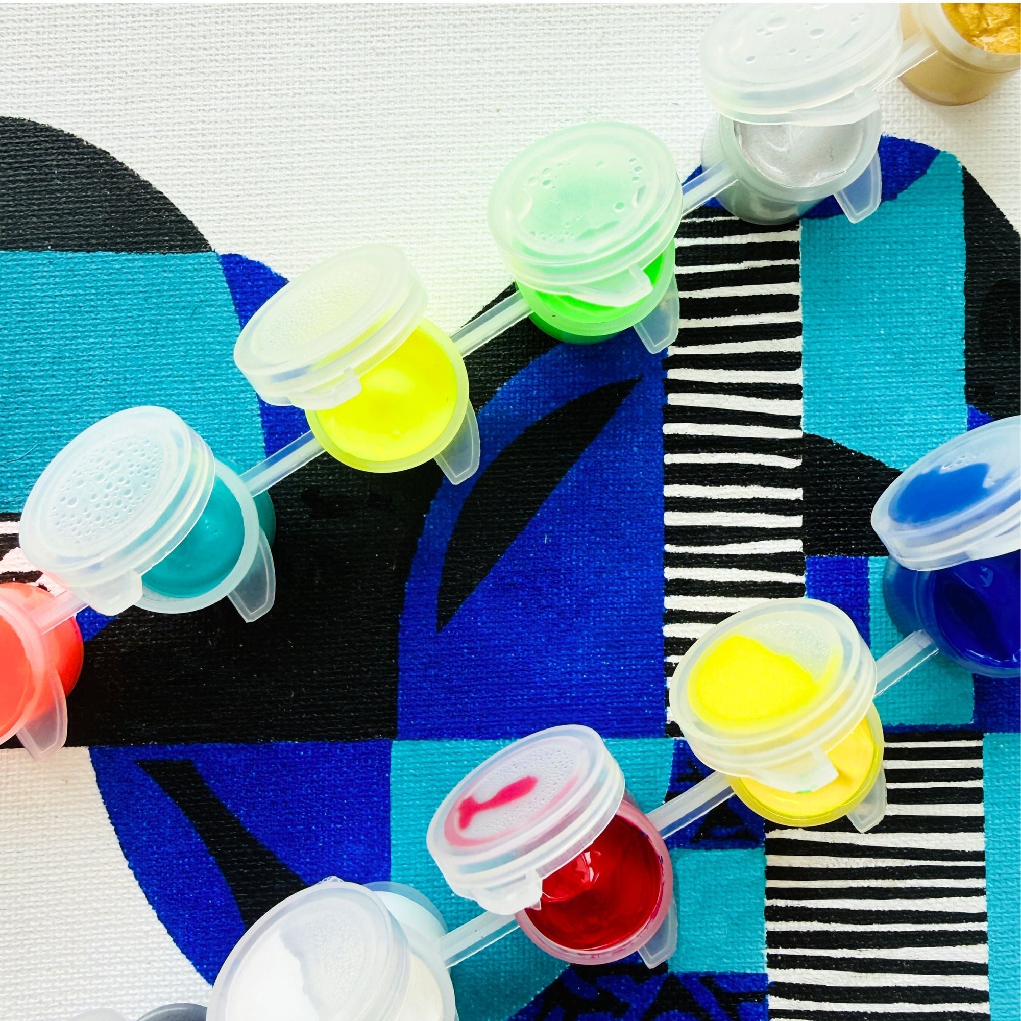 Kit Pochoirs Absolu – 3 pochoirs abstraits superposables + toile A4 incluse