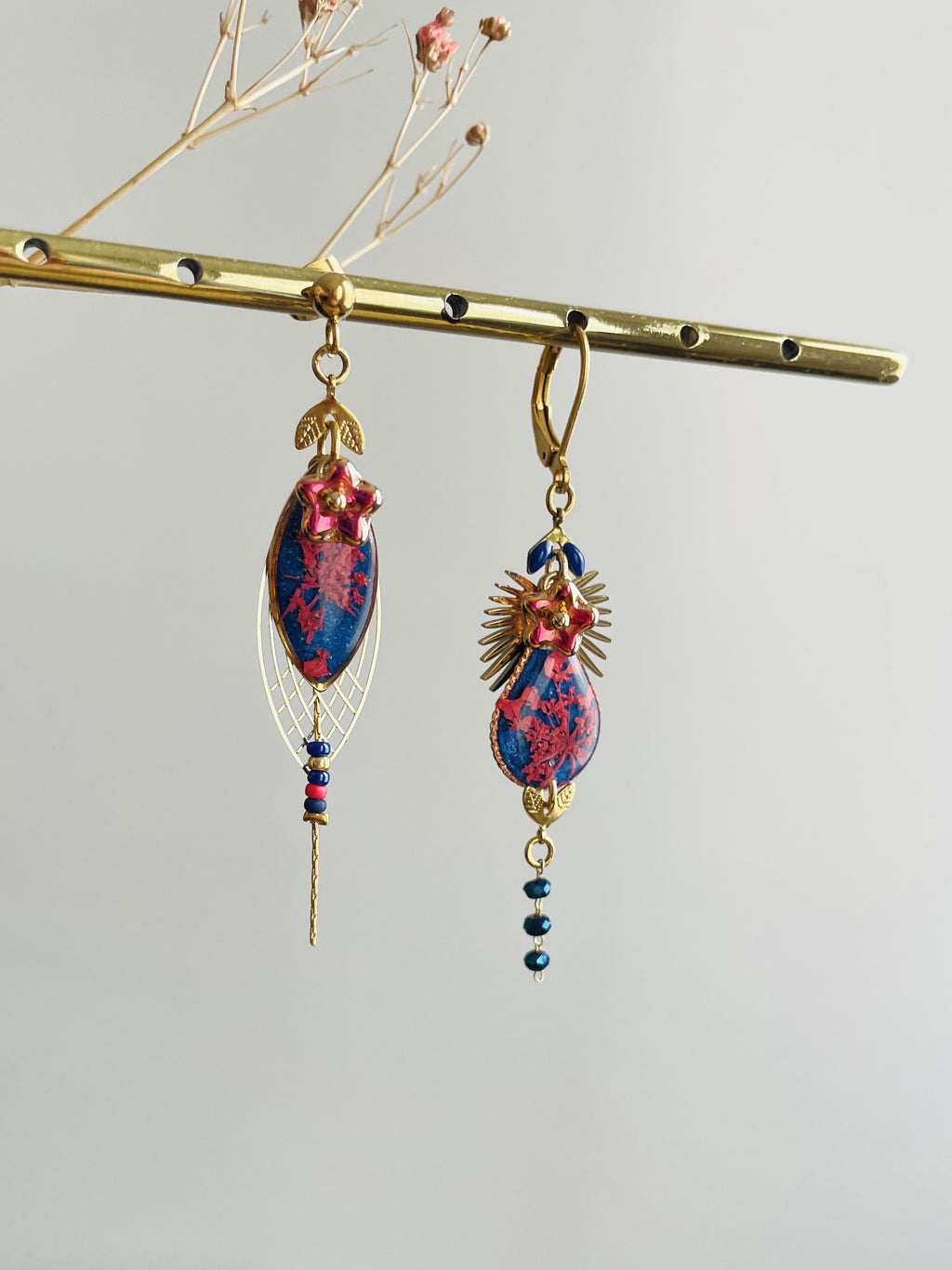 Boucles d'oreilles "Fleuries bleues roi et roses"