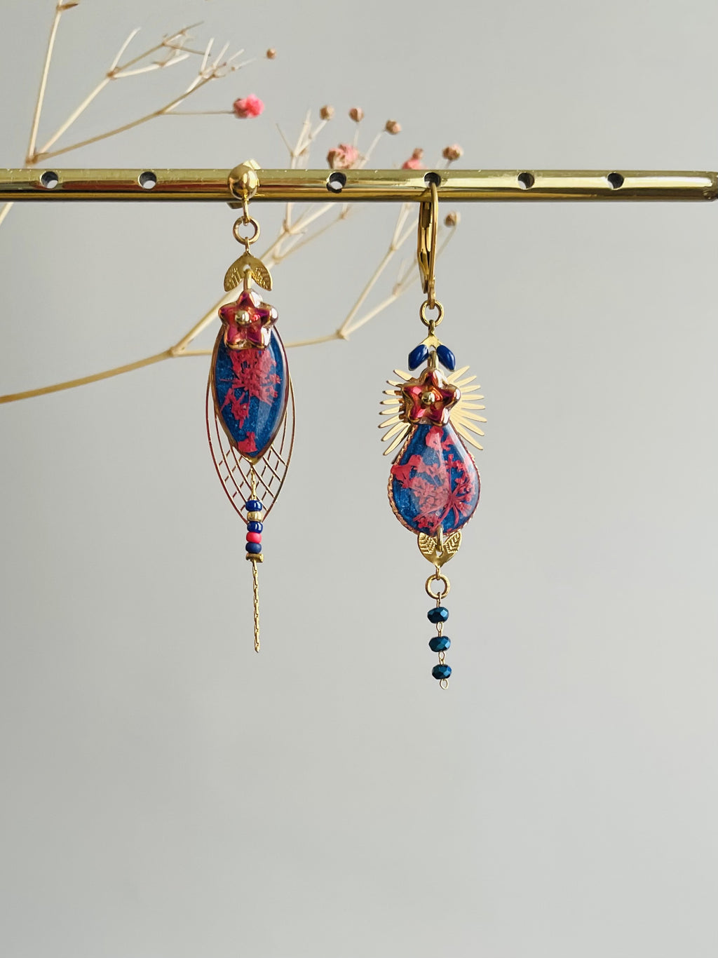 Boucles d'oreilles "Fleuries bleues roi et roses"