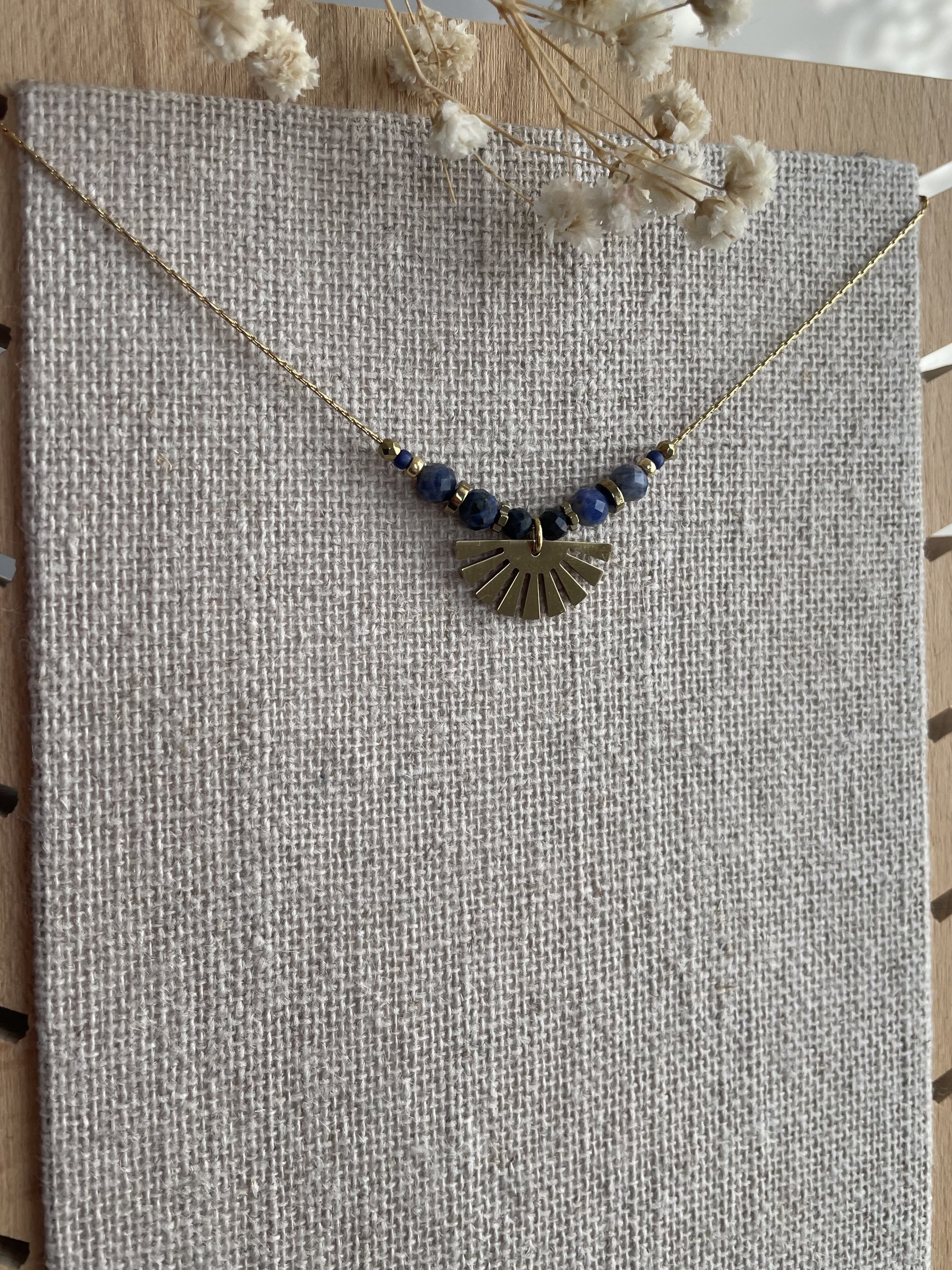 Collier demi lune bleu