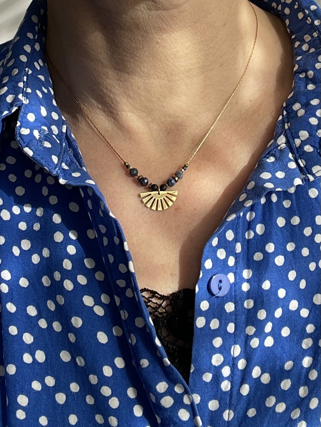 Collier demi lune bleu