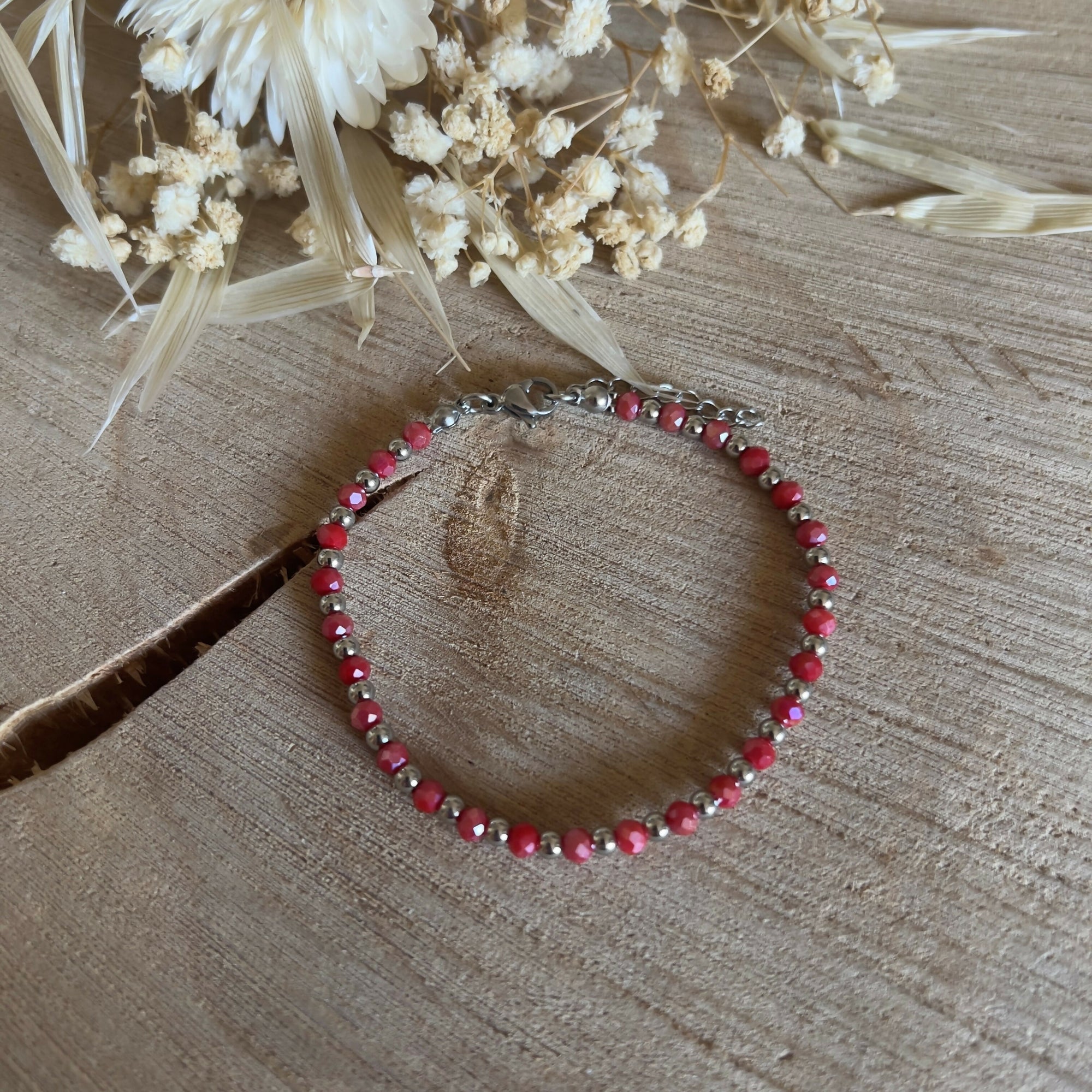 Bracelet en perles de verre rouge & petites perles argentées