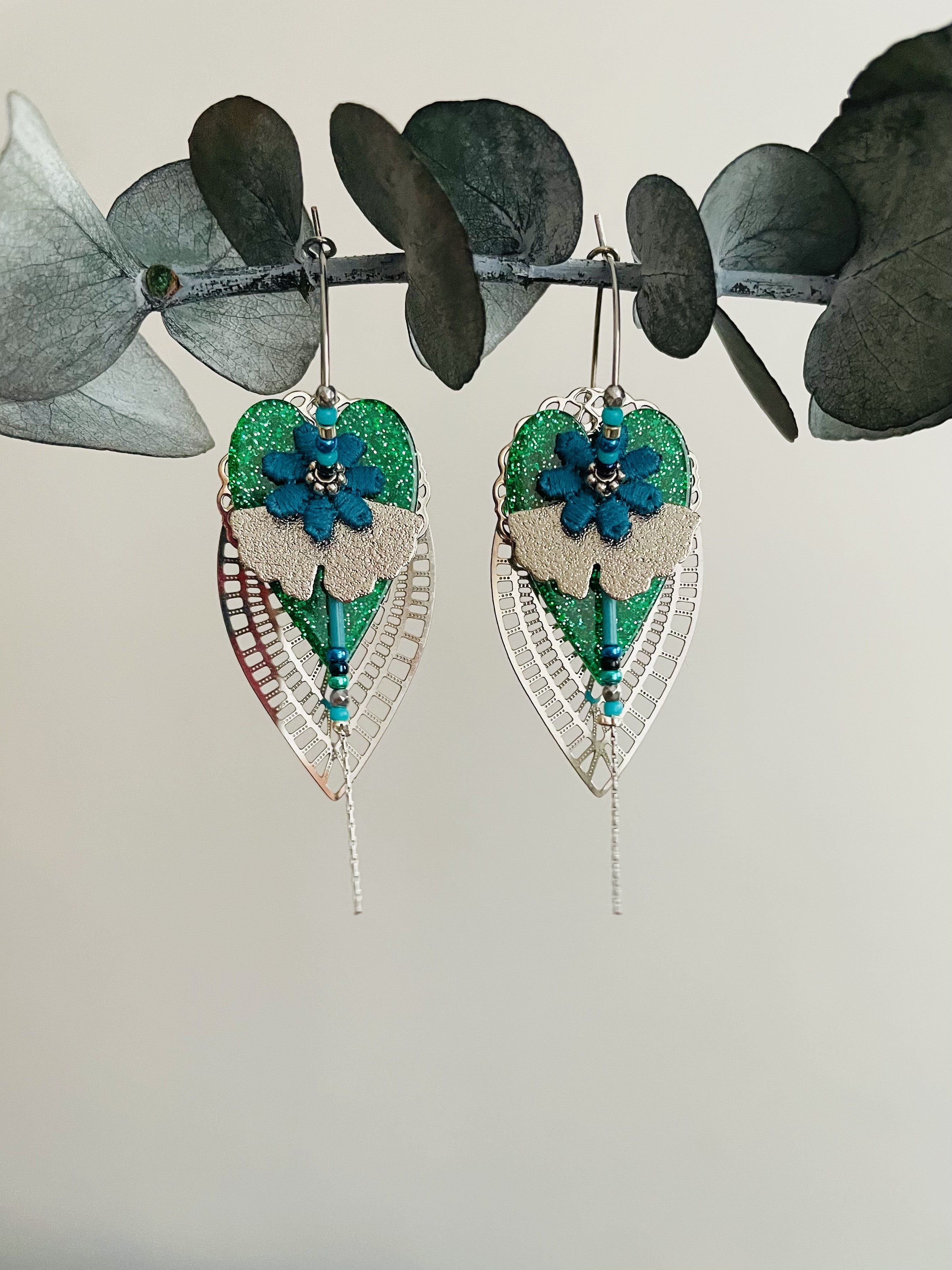 Créoles argentées "Coeur Fleuri" vertes et turquoises