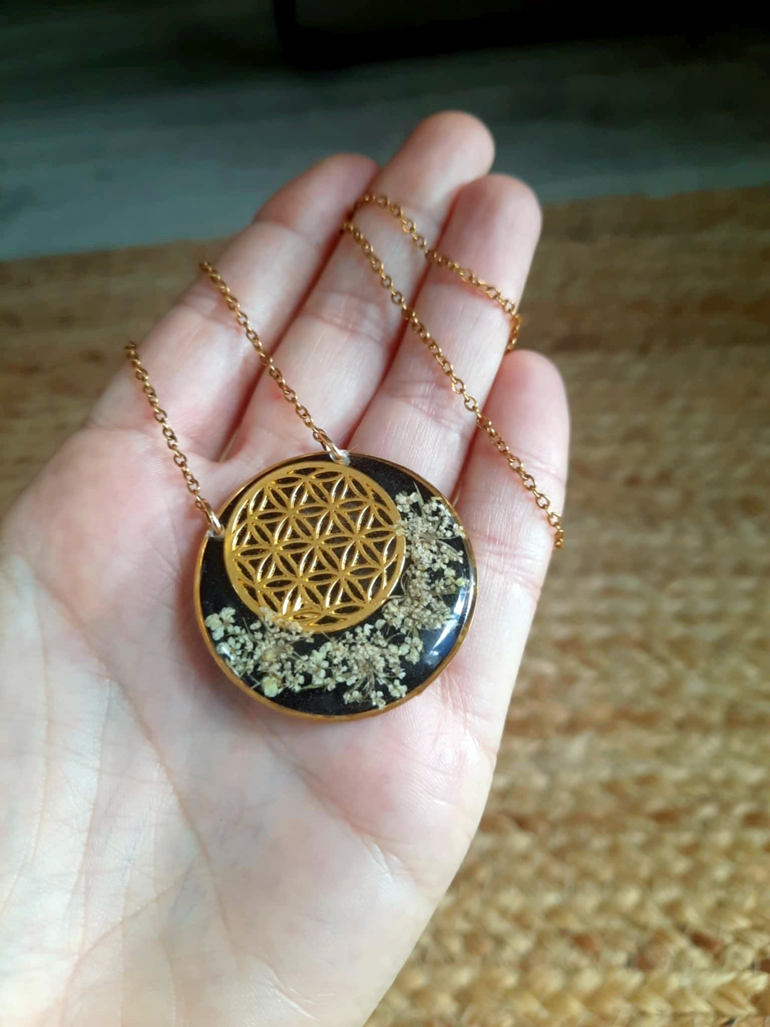Collier, Fleur de vie, Fleur de carotte