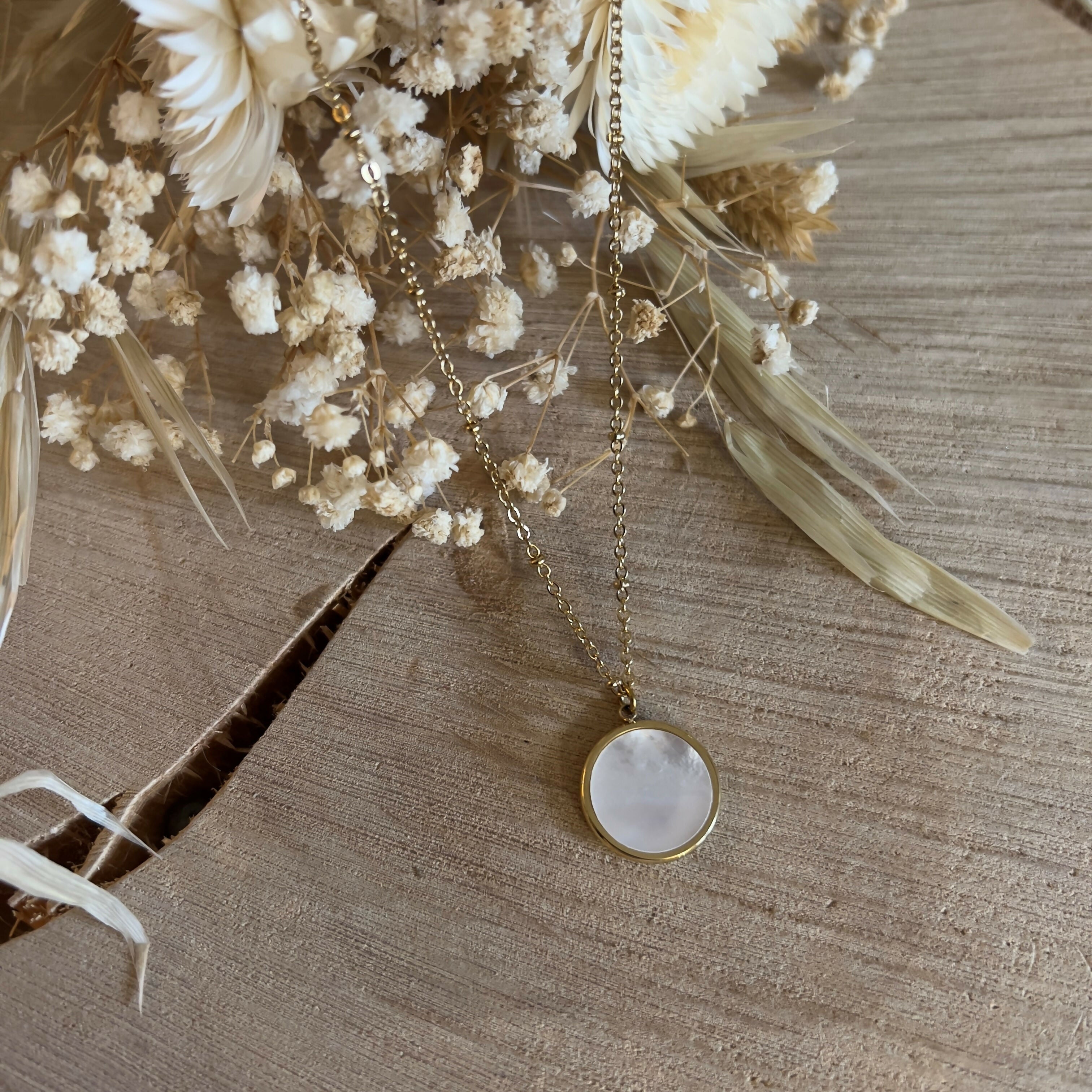 Natural mother-of-pearl pendant necklace