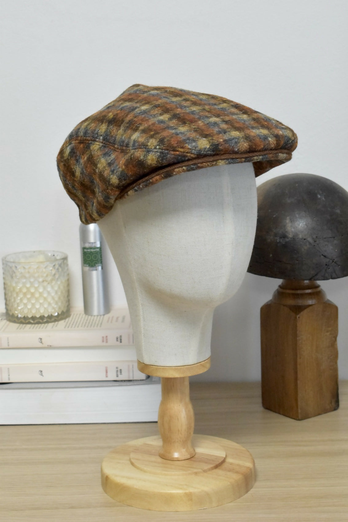 casquette-plate-laine-carreaux-marron-orange-homme-chic-ethique-artisanale-fait-main-tendance-upcycling-4