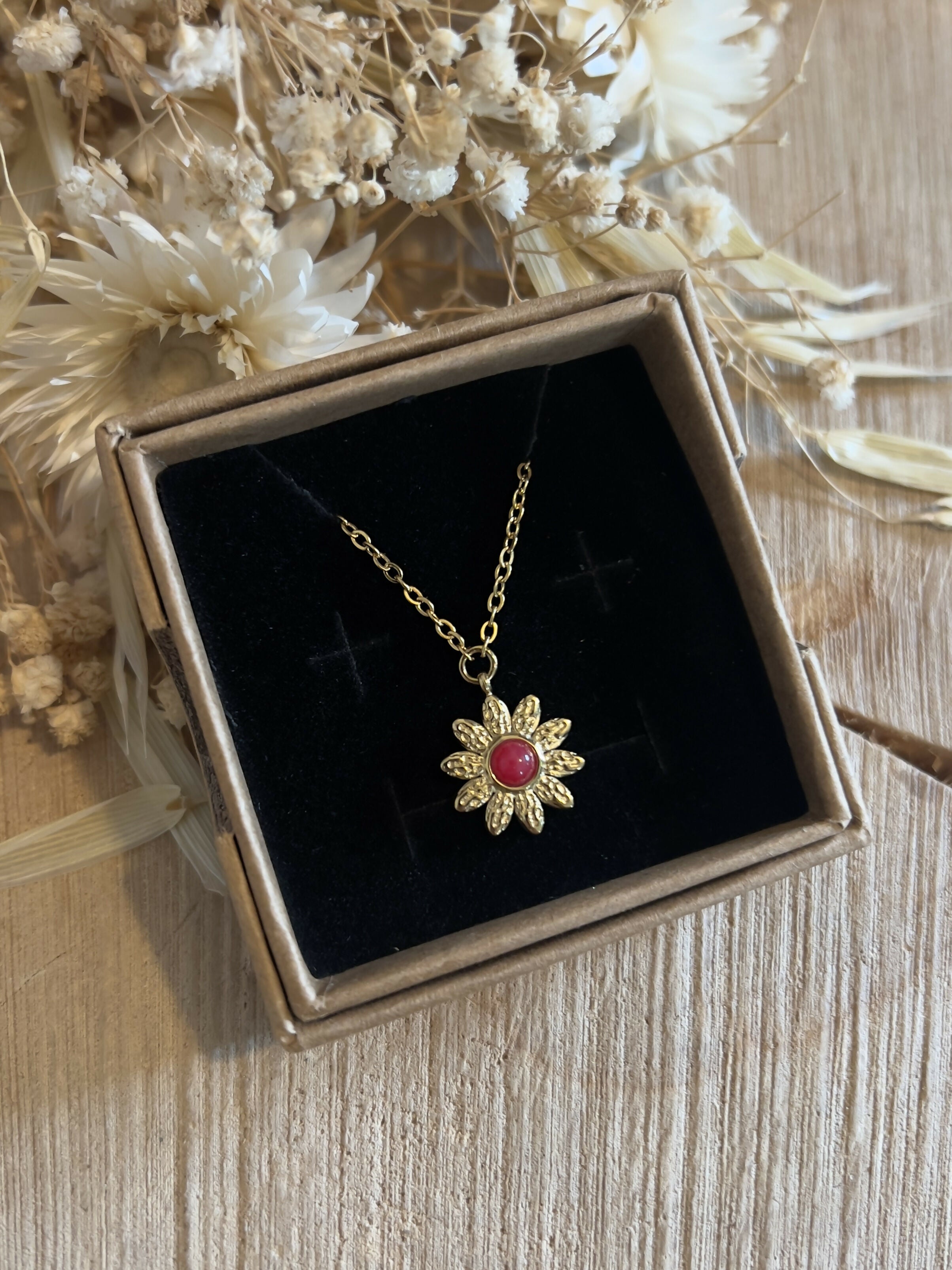 Collier marguerite & perle rouge