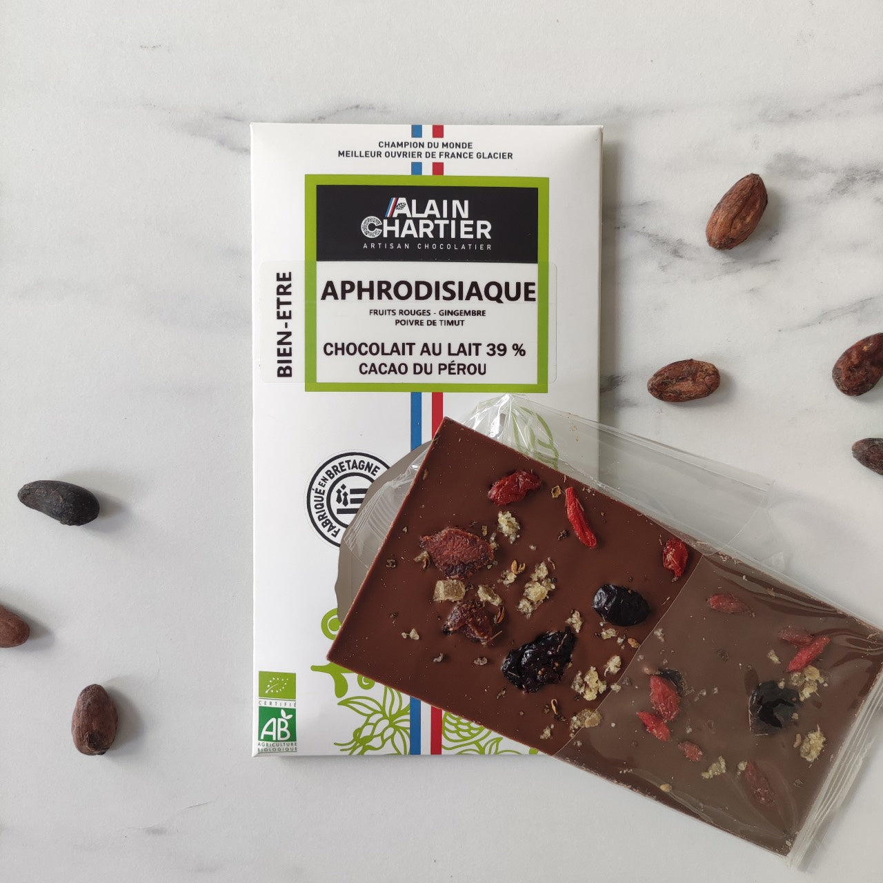tablette de chocolat au lait aphrodisiaque Alain Chartier. Un chocolat au lait gourmand composé de fruits rouges, de gingembre et de poivre. Ce chocolat réalisé par Alain Chartier meilleur ouvrier de France, sera parfait comme cadeau pour une amie