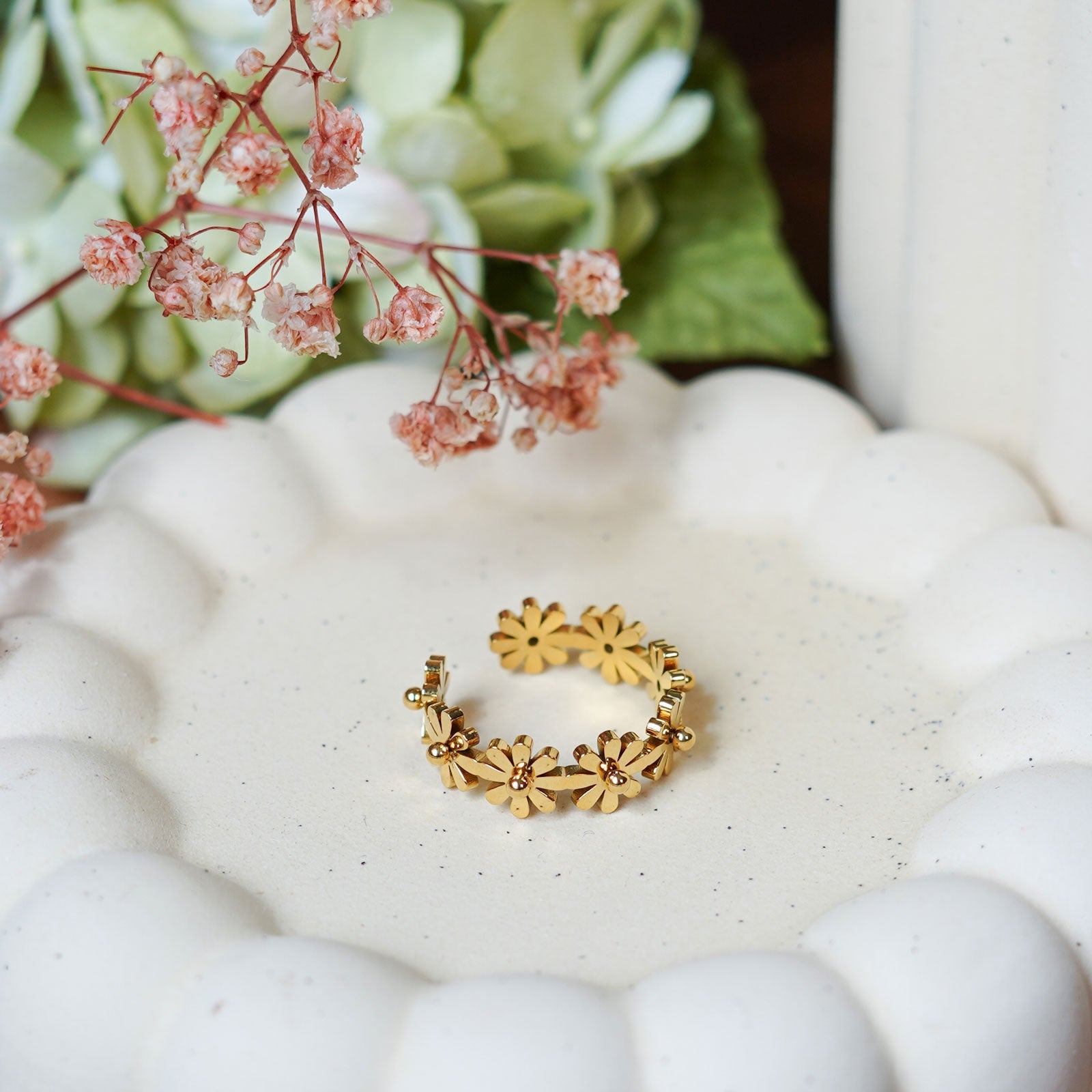 Bague Marguerite en acier inoxydable plaqué or, bijou floral artisanal élégant - Flowrette