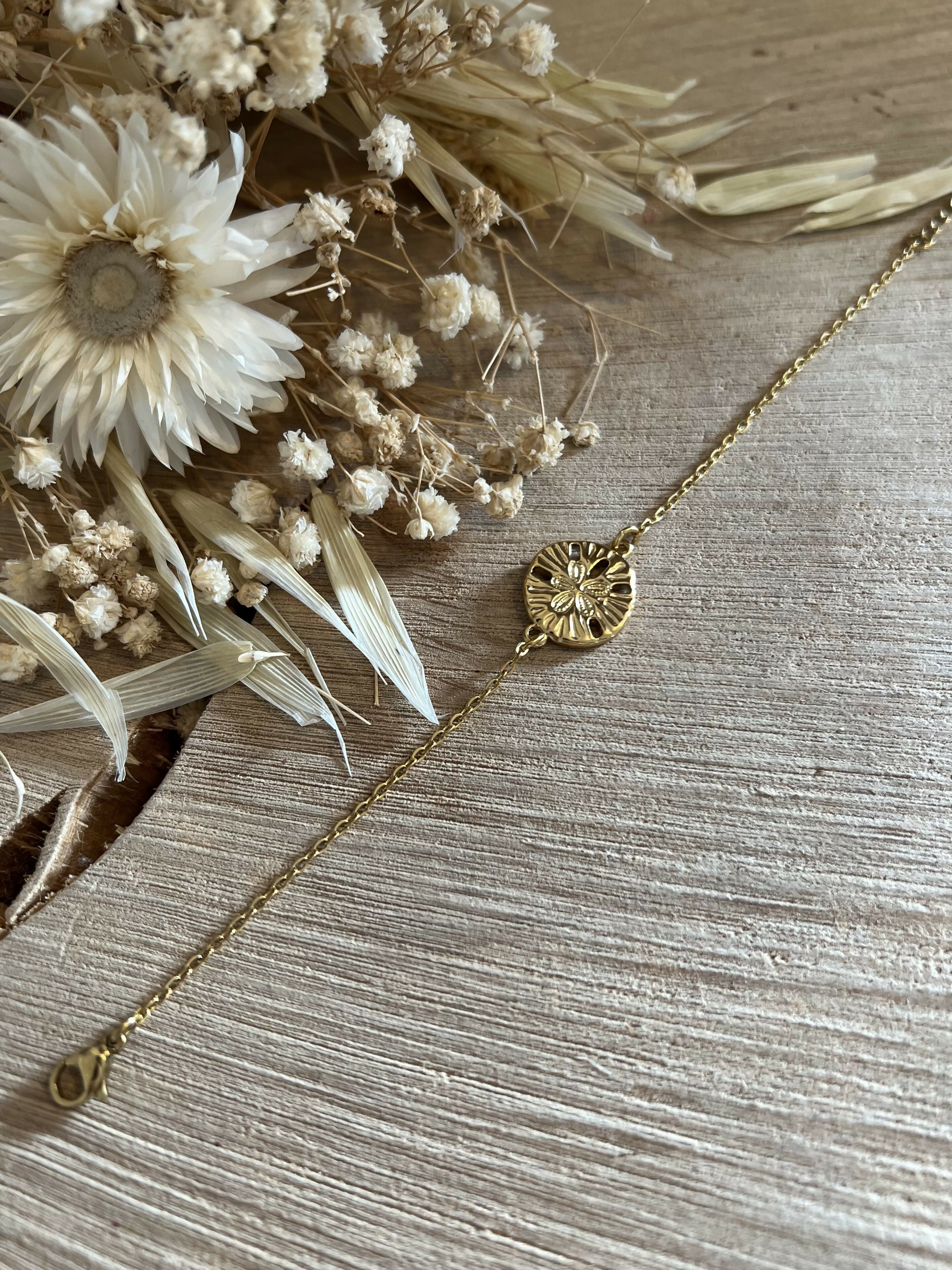 Gold flower round bracelet