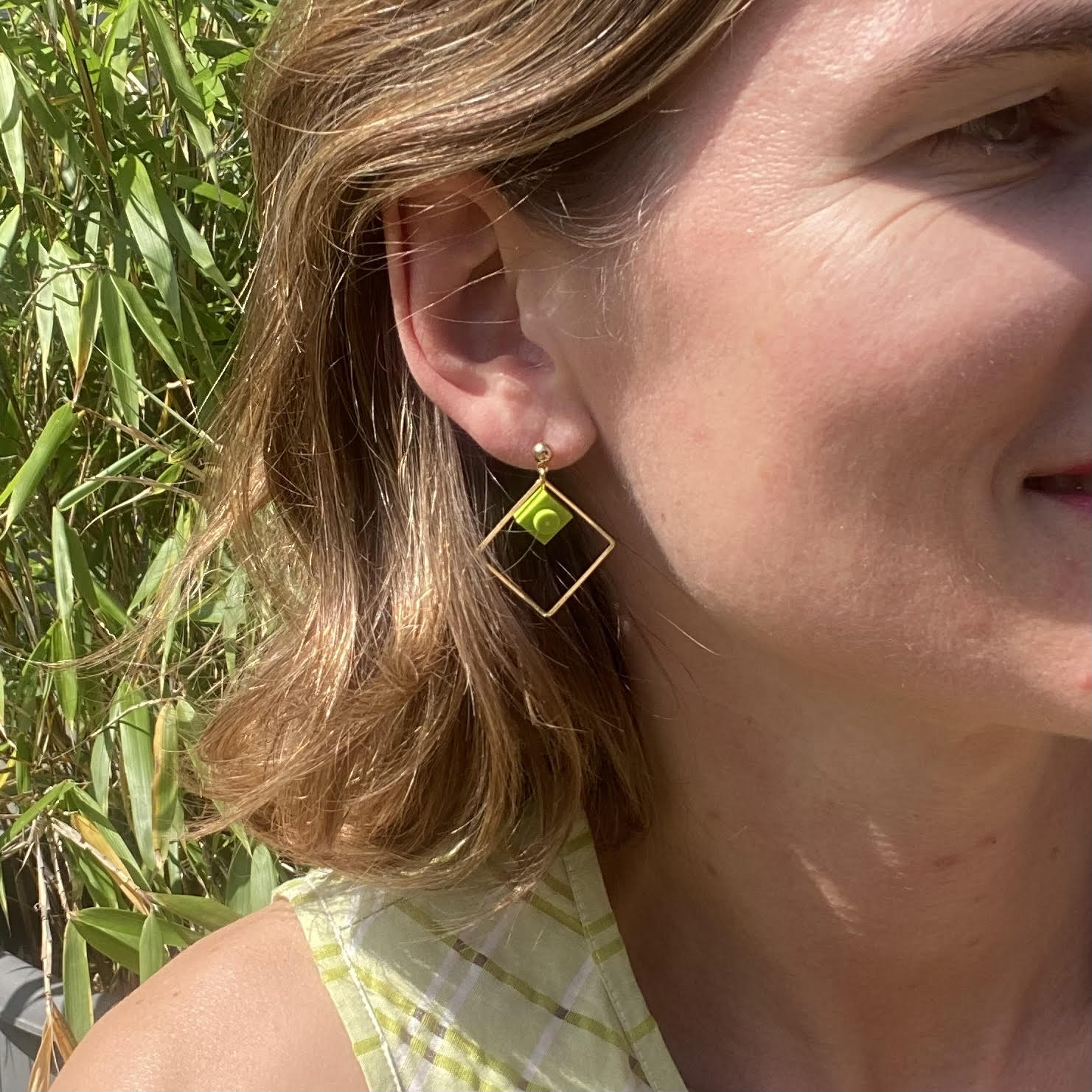 Boucles d'oreilles pendantes colorées avec un mini Lego - Les Charmeuses