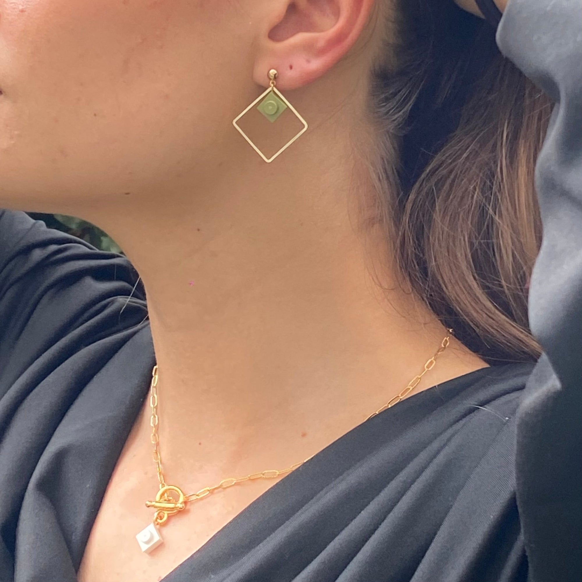 Boucles d'oreilles pendantes colorées avec un mini Lego - Les Charmeuses