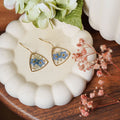 Boucles d'oreilles Almée en acier inoxydable plaqué or, avec des fleurs séchées, bijou floral artisanal élégant - Flowrette