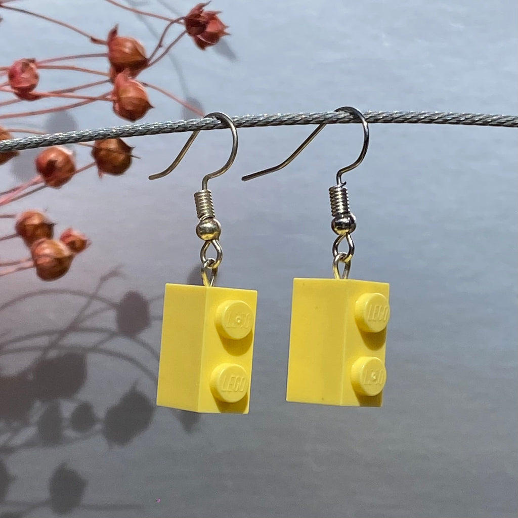 Boucles d'oreilles pendantes avec brique Lego 1x2 jaune pastel , design amusant et léger, parfaits pour égayer votre look.