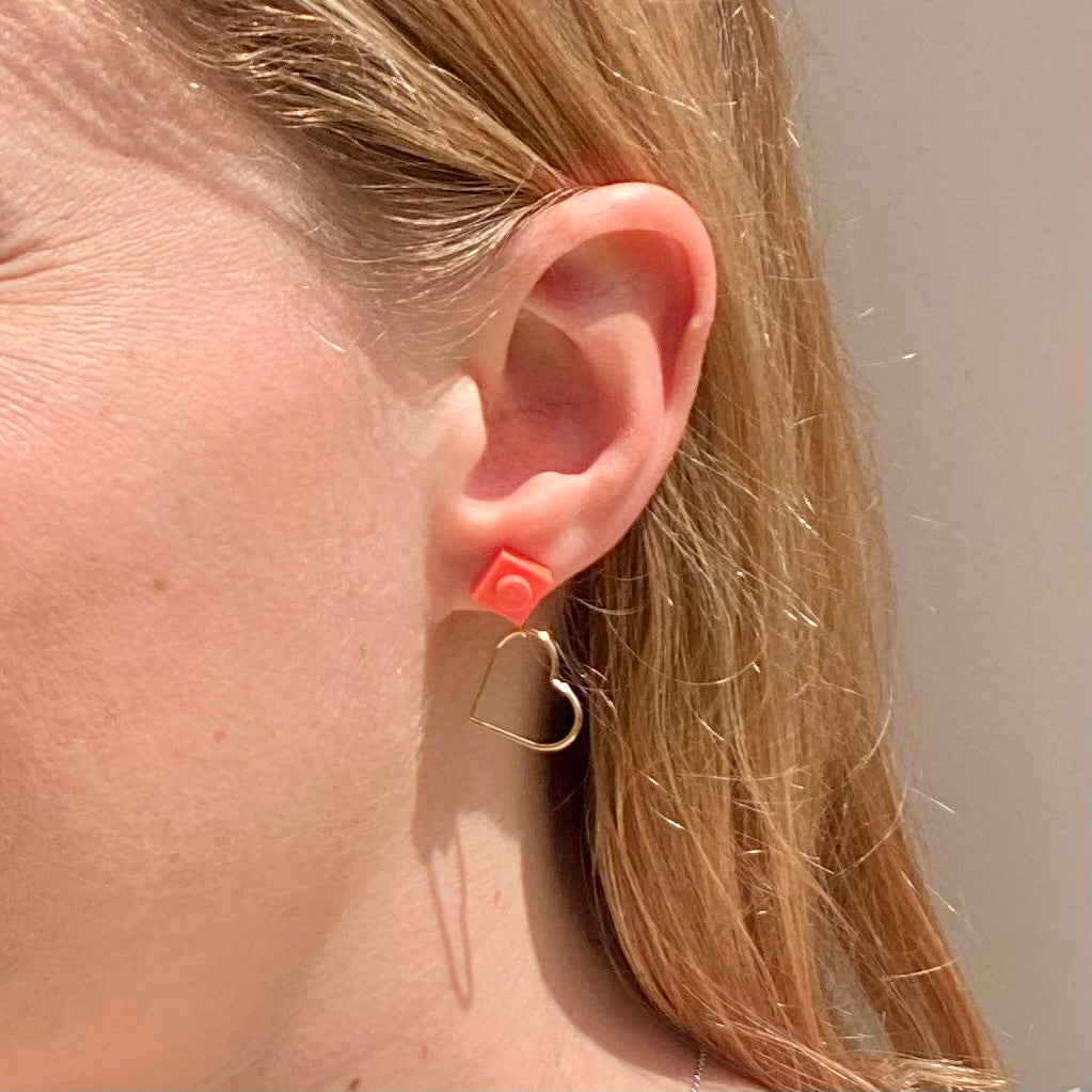 Boucles d'oreilles coeur dorées avec brique Lego rose corail, adorables boucles d'oreilles pendantes pour la St Valentin.