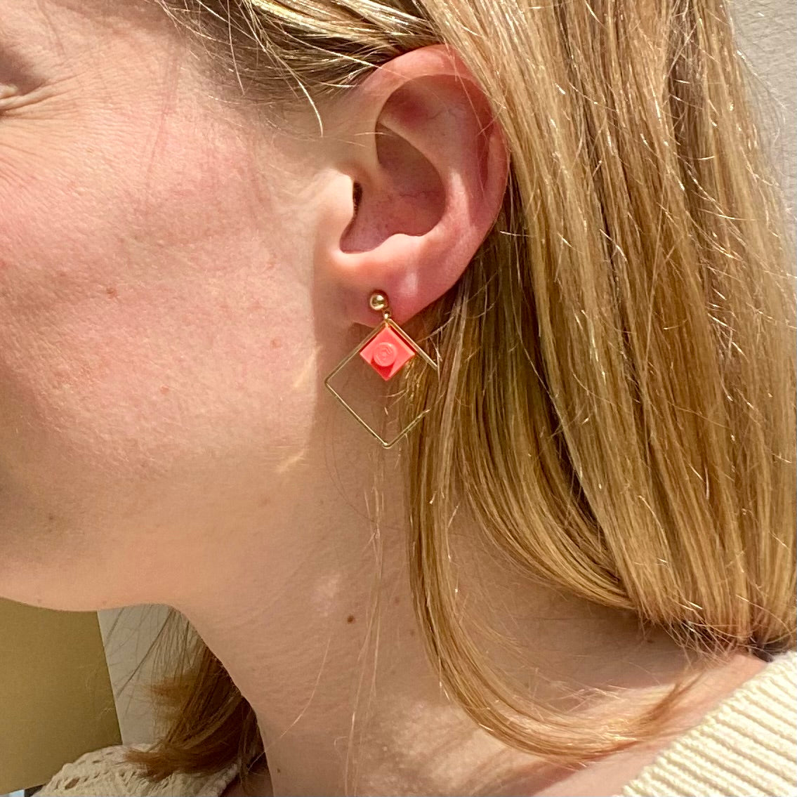 Boucles d'oreilles pendantes colorées avec un mini Lego - Les Charmeuses