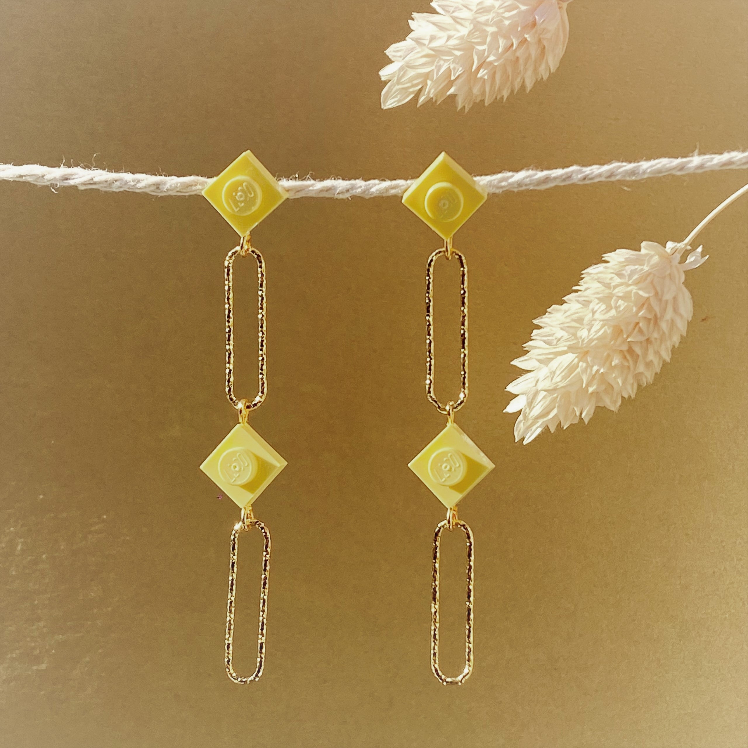 Long earrings with a Lego brick - Les Voltigeuses