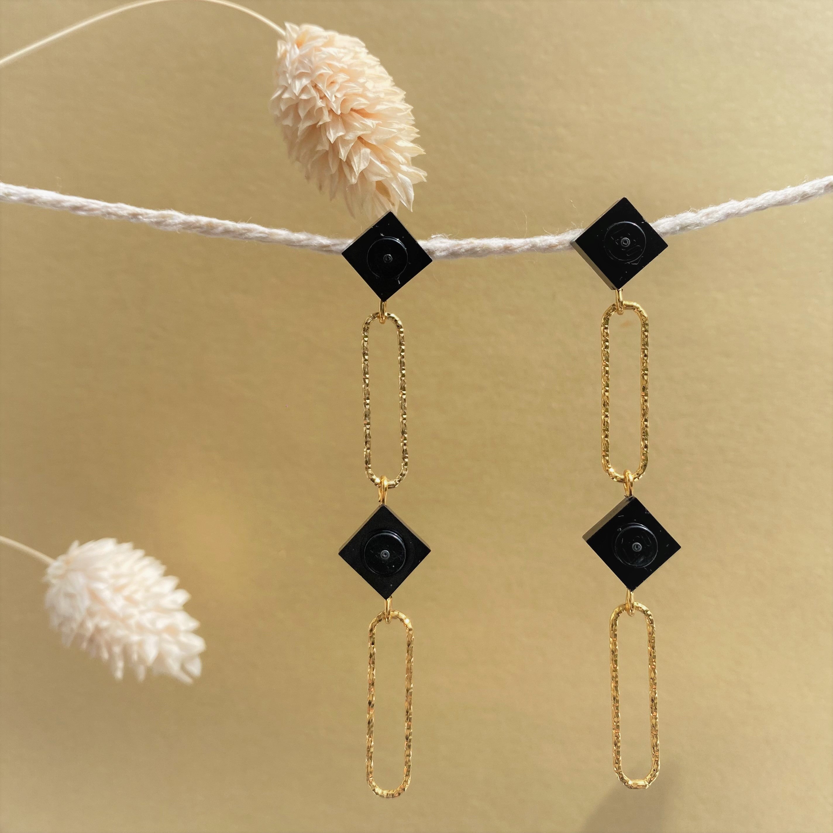 Long earrings with a Lego brick - Les Voltigeuses