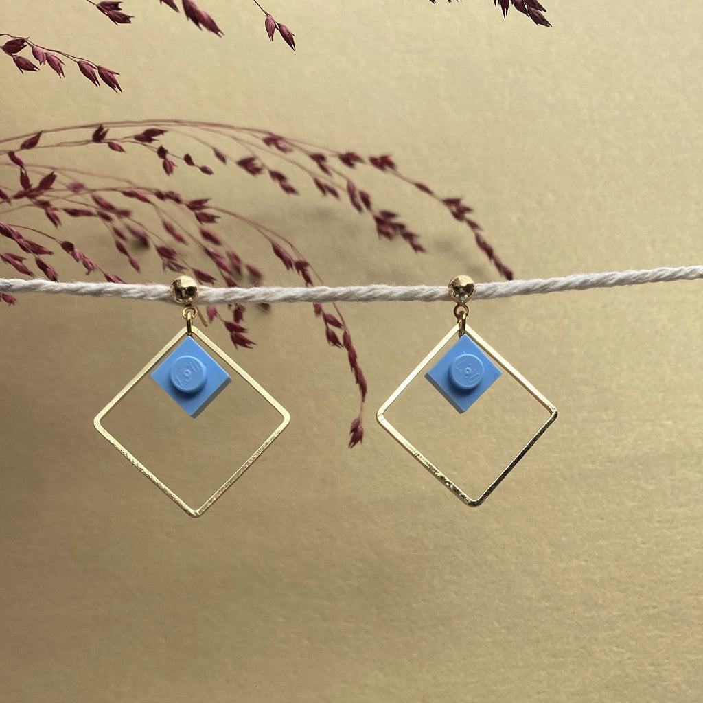 Boucles d'oreilles pendantes colorées avec un mini Lego - Les Charmeuses