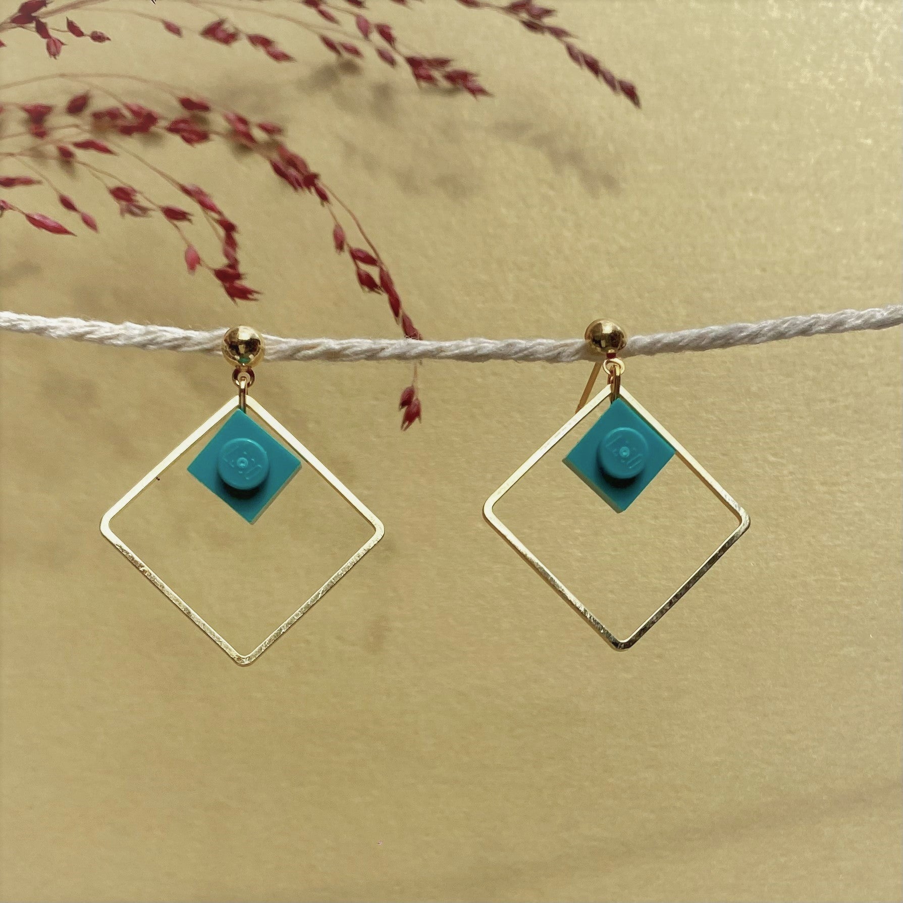 Boucles d'oreilles pendantes colorées avec un mini Lego - Les Charmeuses