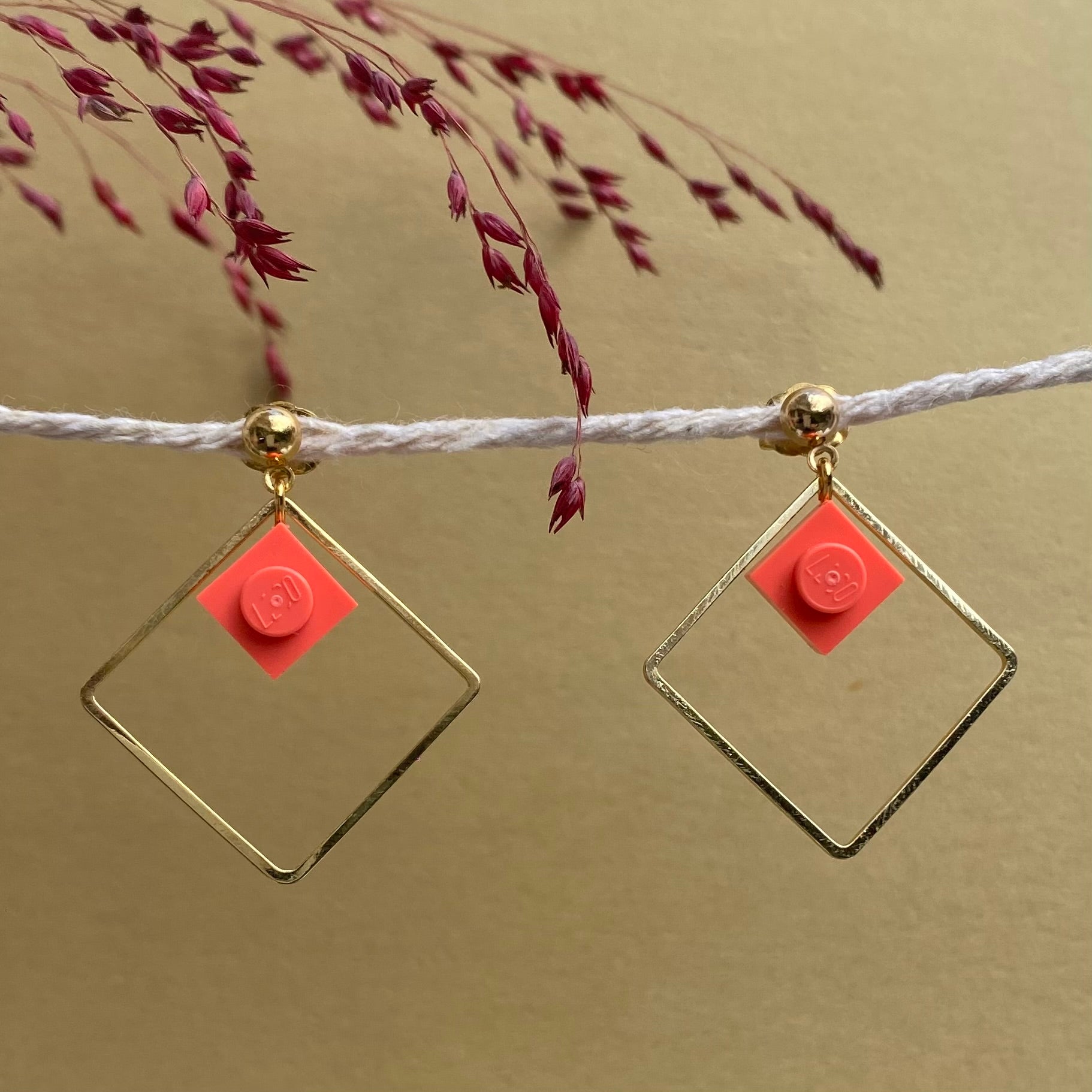 Boucles d'oreilles pendantes colorées avec un mini Lego - Les Charmeuses