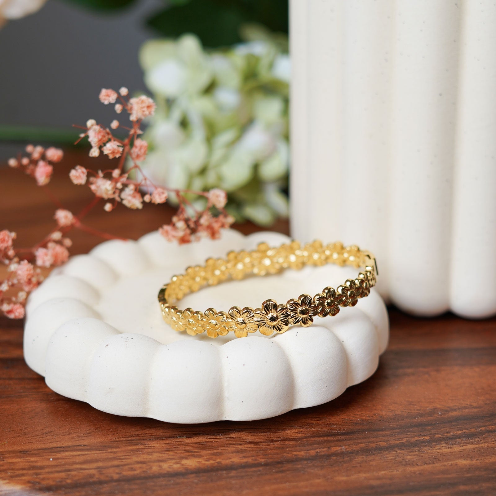 Bracelet Marguerite en acier inoxydable plaqué or, bijou floral artisanal élégant - Flowrette