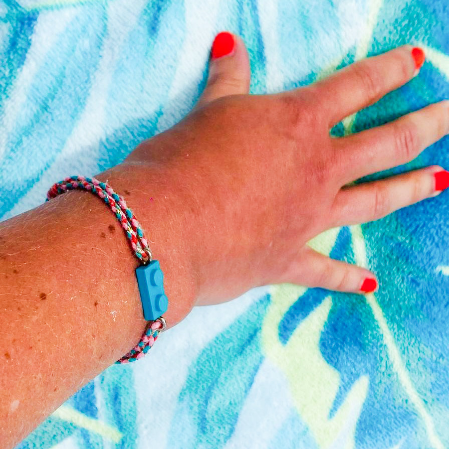 Bracelet ajustable cordon tressé corail-vert et sa brique Lego assortie