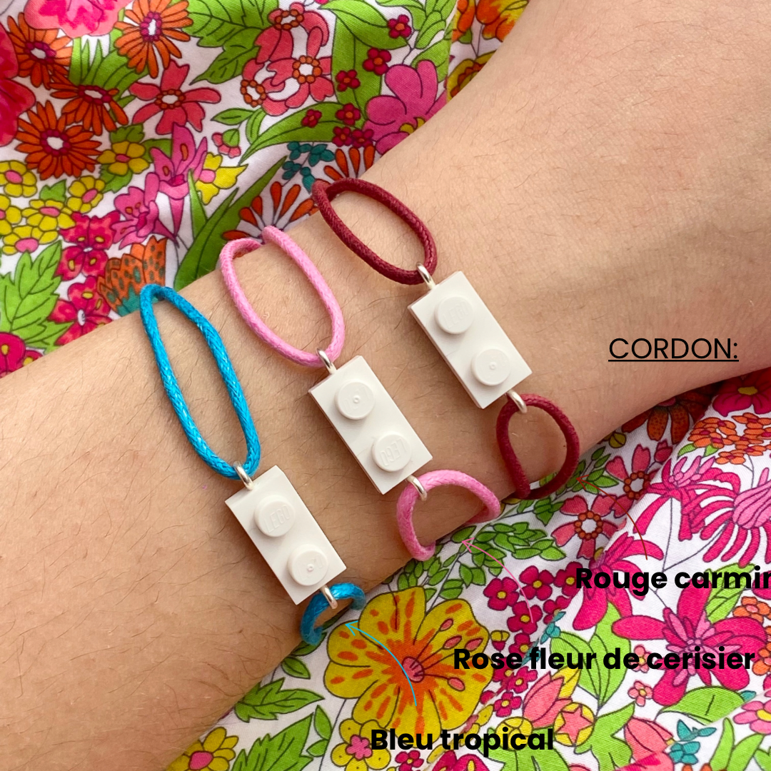 Bracelet d'amitié avec une brique Lego et cordon coton ajustable