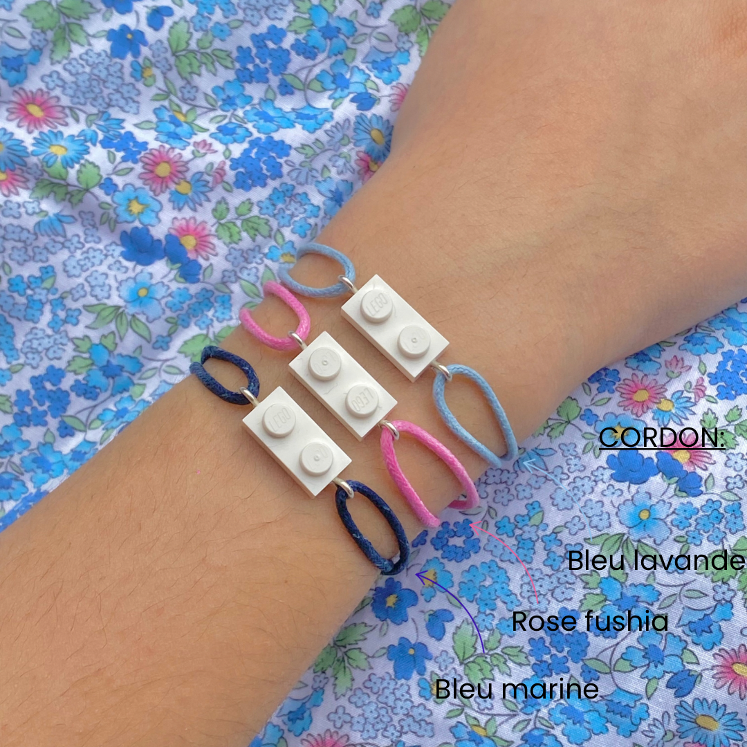 Bracelet d'amitié avec une brique Lego et cordon coton ajustable