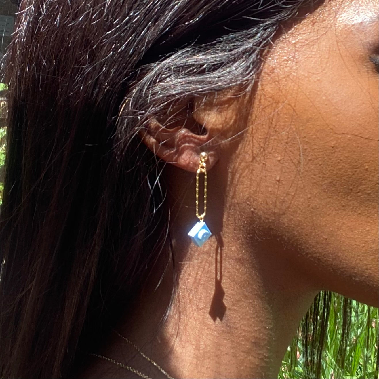 Hammered effect gold earrings - Les Danseuses