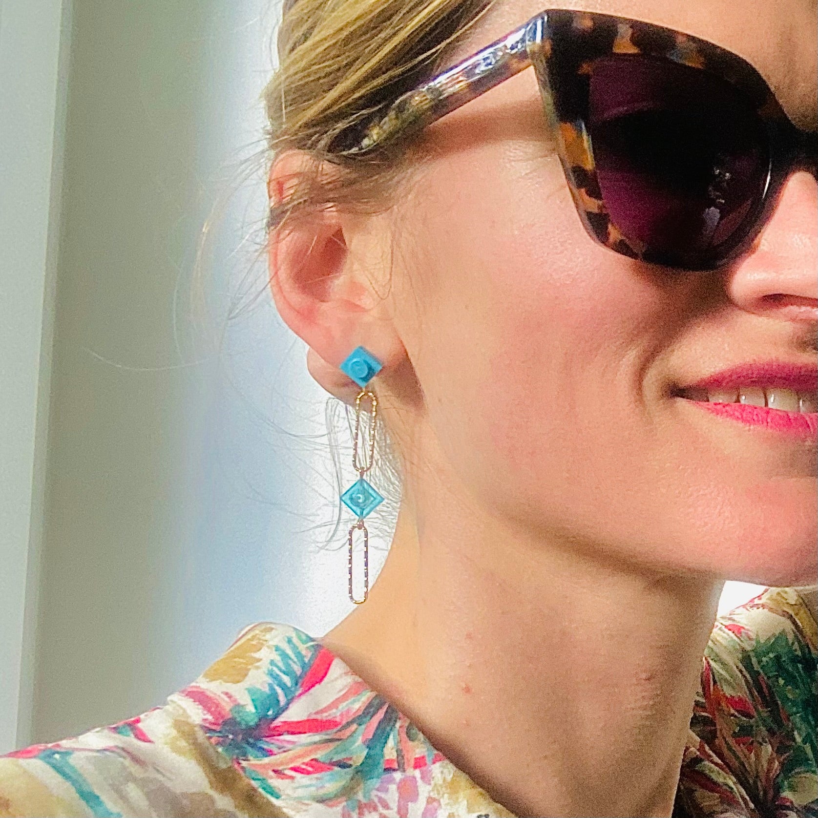 Long earrings with a Lego brick - Les Voltigeuses
