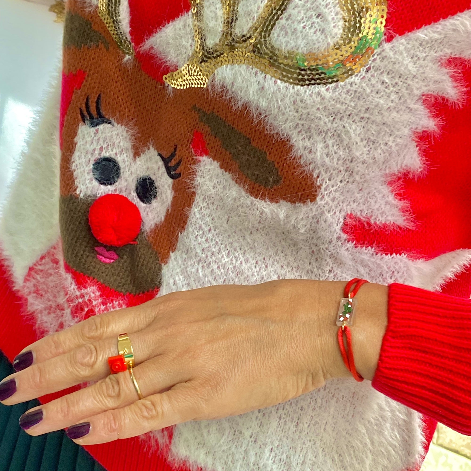 Bracelet spécial Noël avec un sucre d'orge imprimé sur une brique de Lego authentique. Le bracelet se règle avec un cordon ajustable coulissant facilement. A assortir à votre pull de Noël