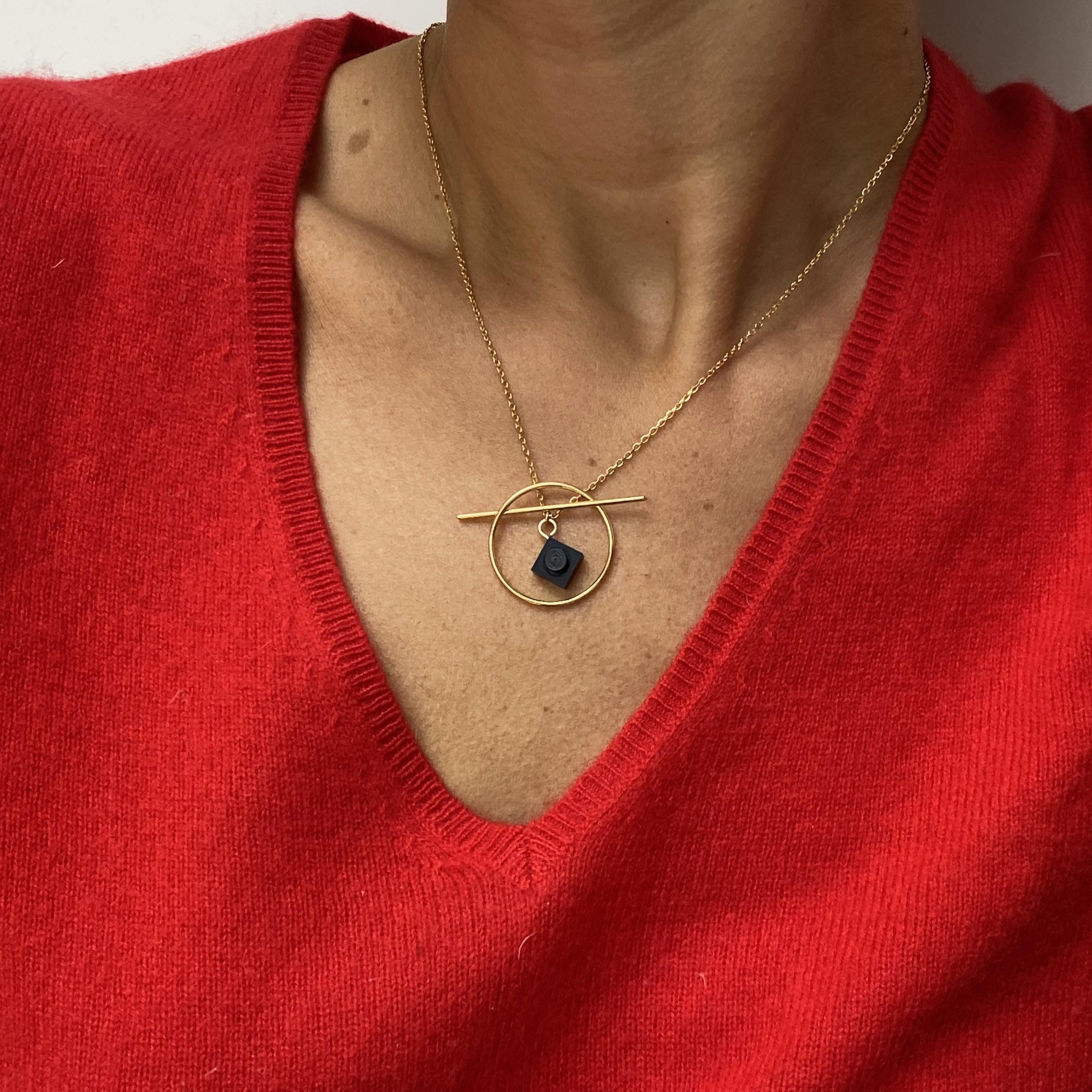 Geometric necklace with a Lego brick - Les Astucieuses